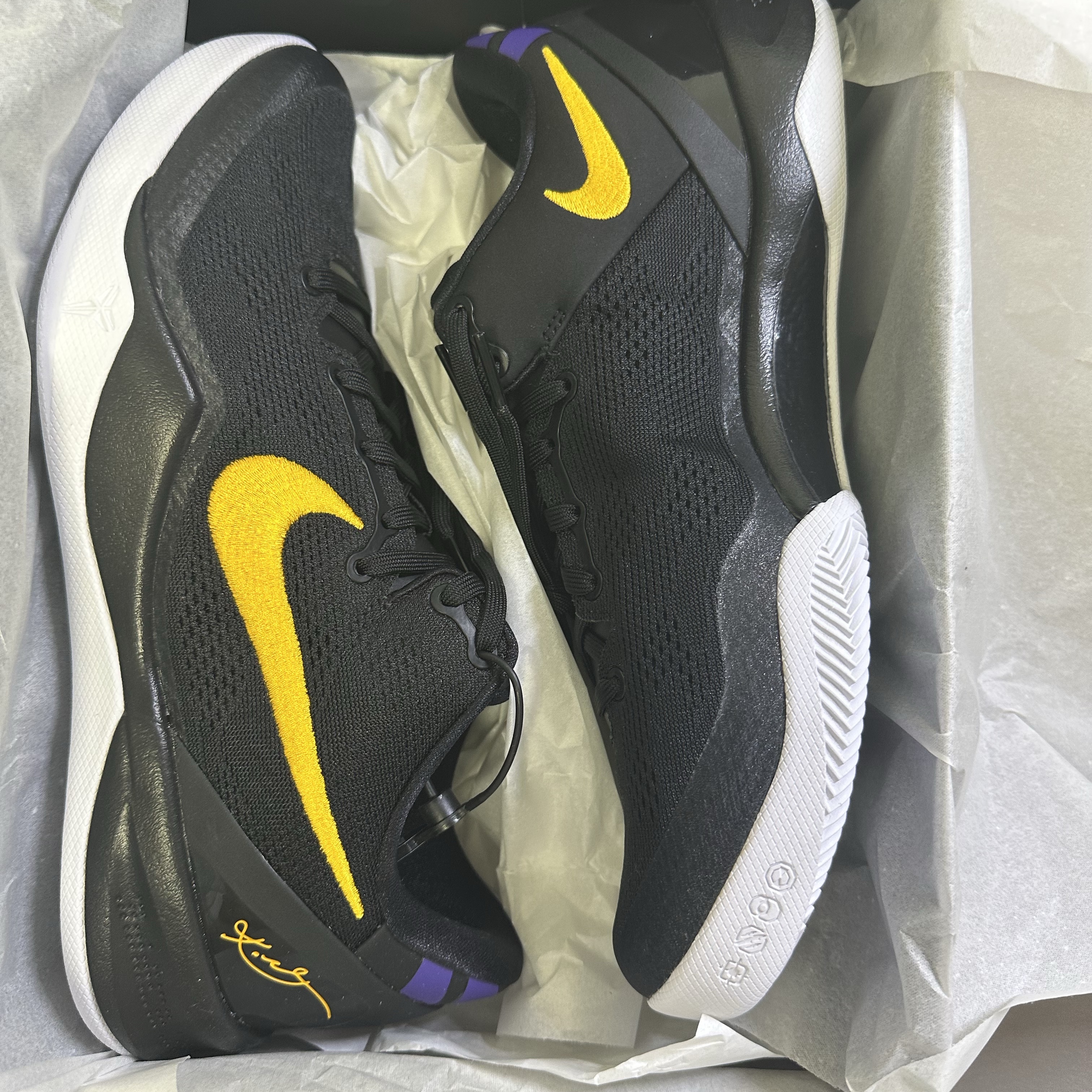 Nike Kobe 8 Protro Black and University Gold 착용 스타일