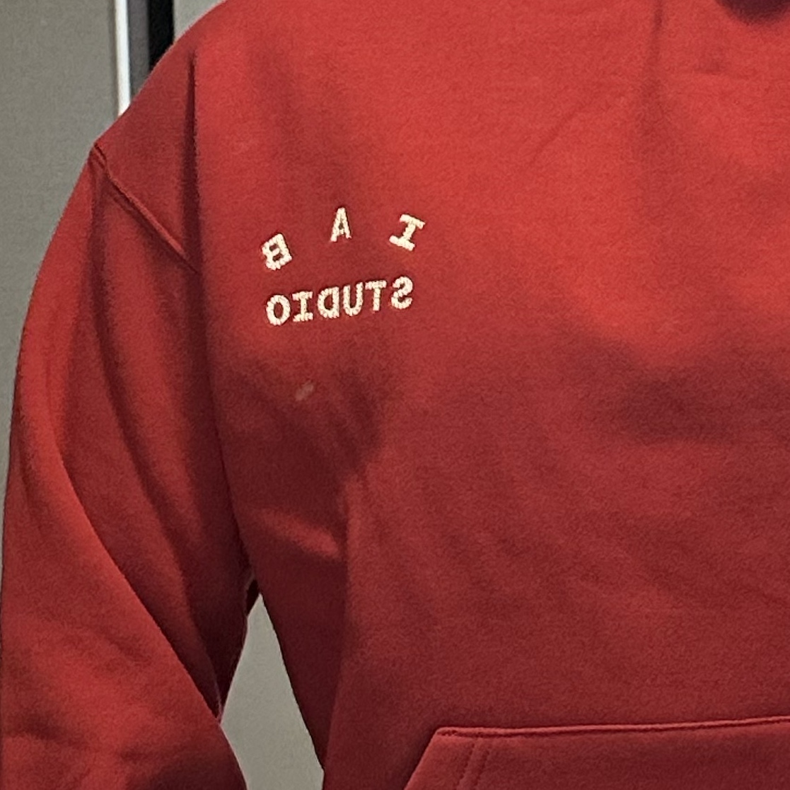 IAB Studio 24 Christmas Hoodie Burgundy Oatmeal 착용 스타일