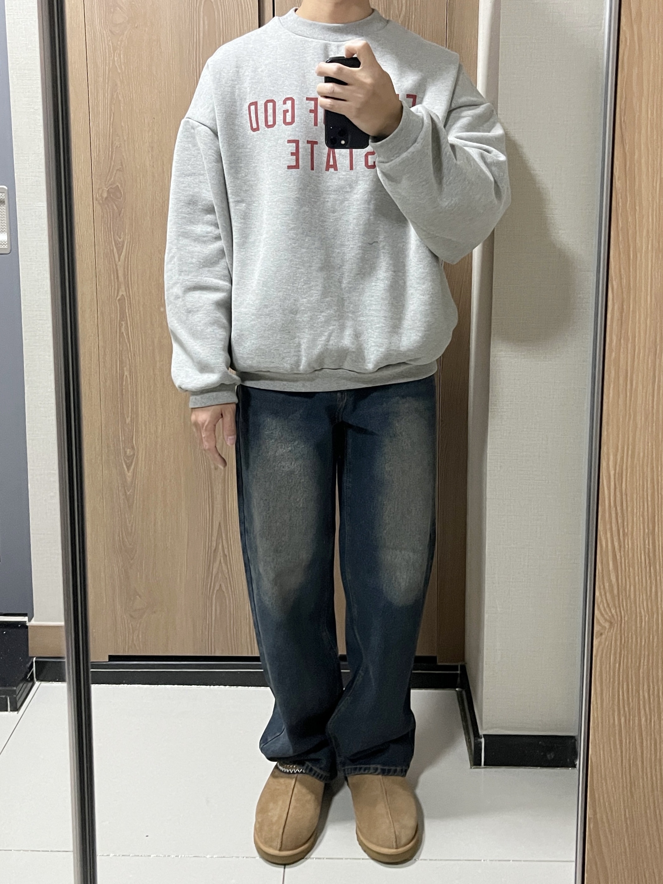 UGG Tasman Slipper Chestnut, Essentials Fleece Crewneck State Dark Heather - 24FW 착용 스타일