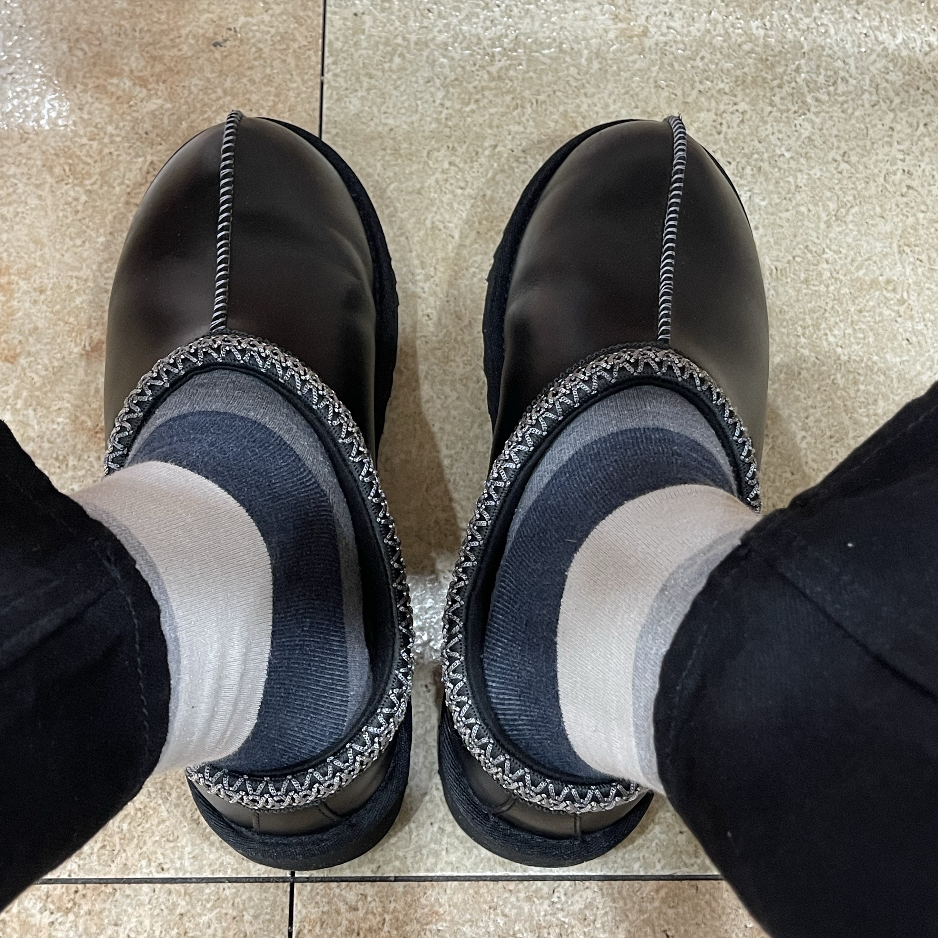 UGG Tasman Leather Regenerate Black 착용 스타일