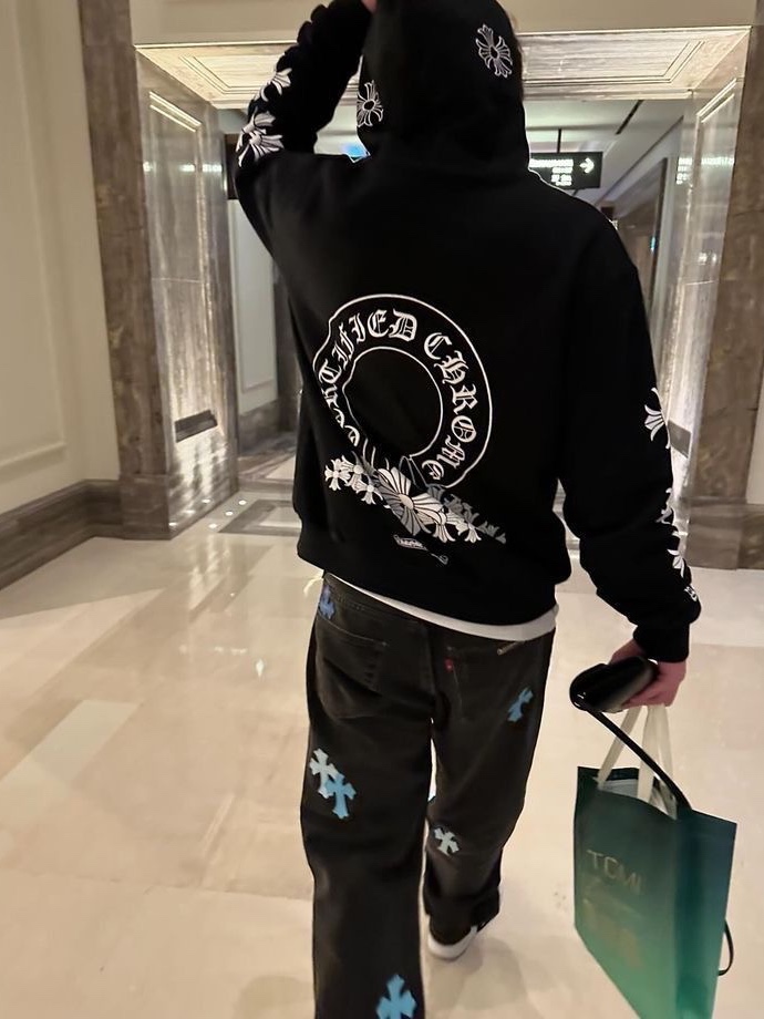 Chrome Hearts Horseshoe Floral Hoodie Black, Chrome Hearts Purple Glitter Hoodie White 착용 스타일 - 5