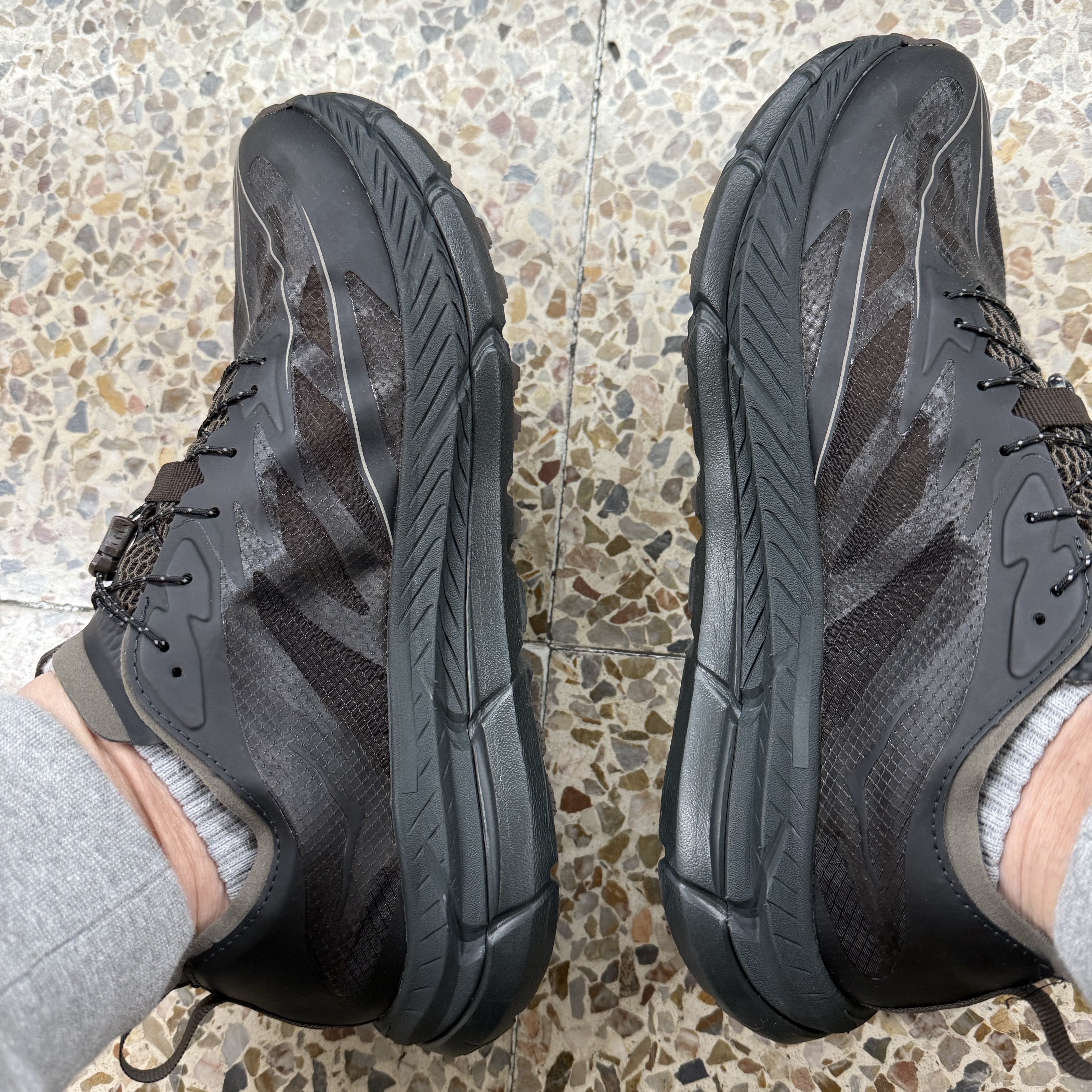 Hoka x Satisfy Mafate Speed 4 Lite Coffee 착용 스타일 - 2