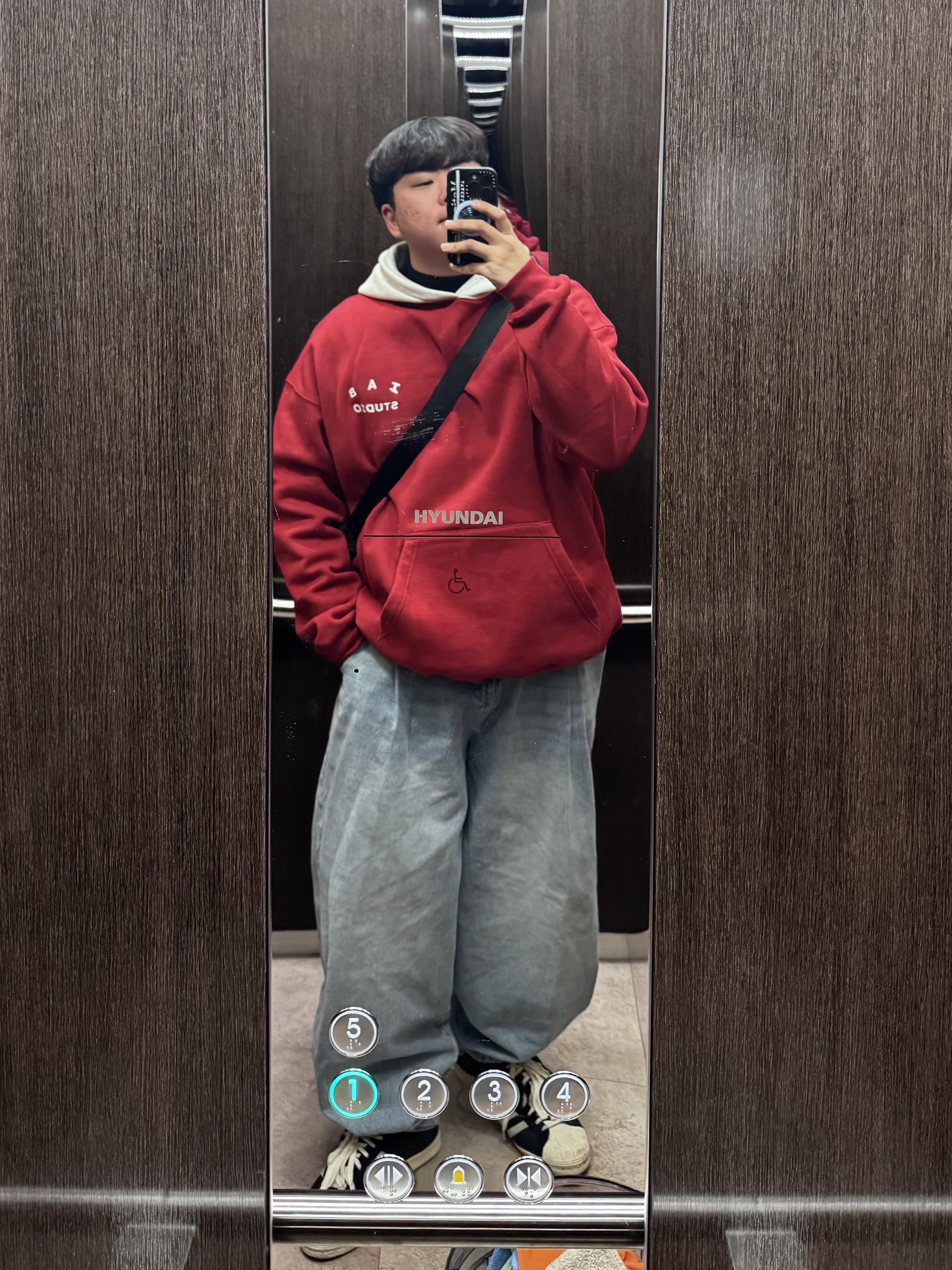 IAB Studio 24 Christmas Hoodie Burgundy Oatmeal, Adidas Superstar 82 Black White 착용 스타일