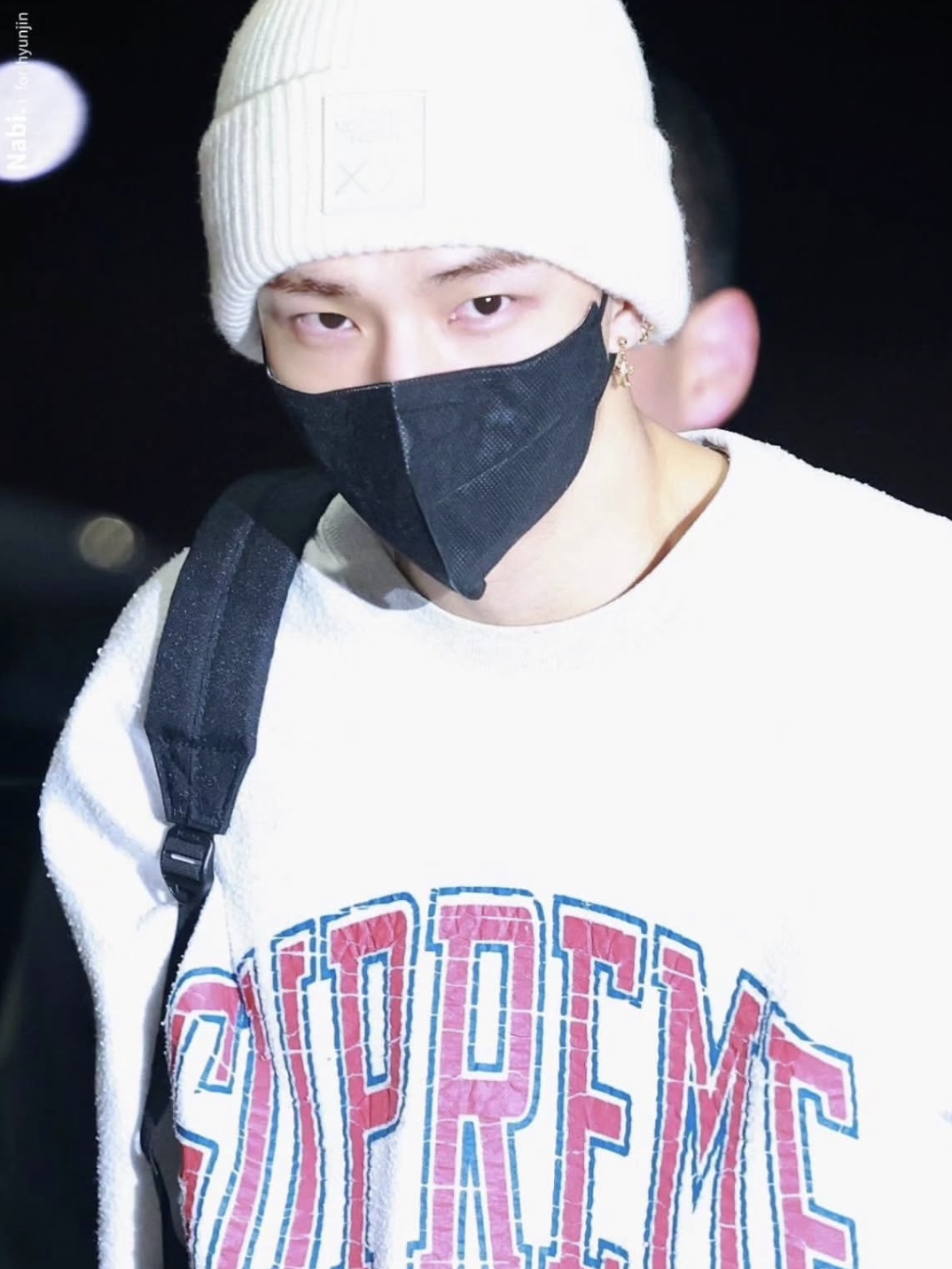 The North Face x Kaws Beanie Moonlight Ivory - 22FW, Supreme Inside Out Crewneck Ash Grey - 23FW 착용 스타일