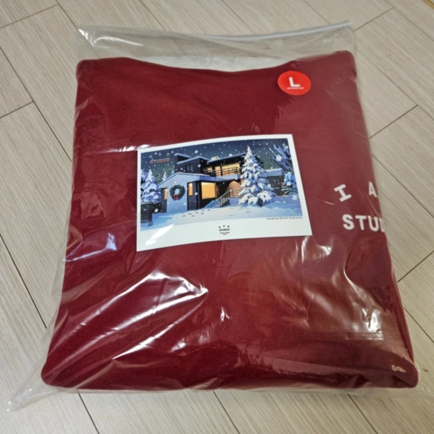 IAB Studio 24 Christmas Hoodie Burgundy Oatmeal 착용 스타일