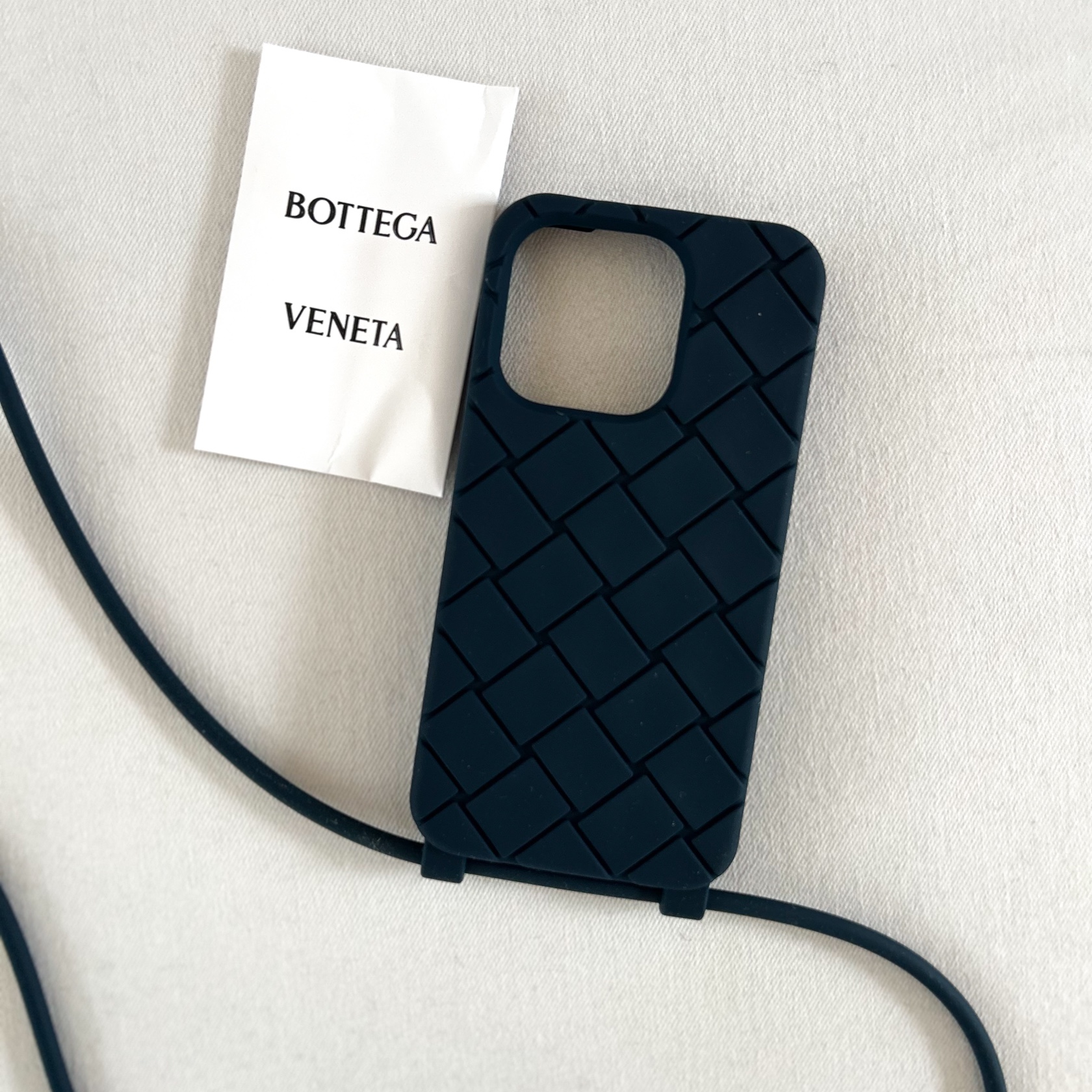 Bottega Veneta iPhone 15 Pro Case Deep Blue 착용 스타일 - 2