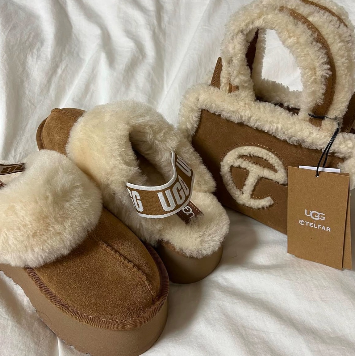 Telfar x UGG Small Shopping Bag Chestnut, (W) UGG Funkette Slides Chestnut 착용 스타일 - 1