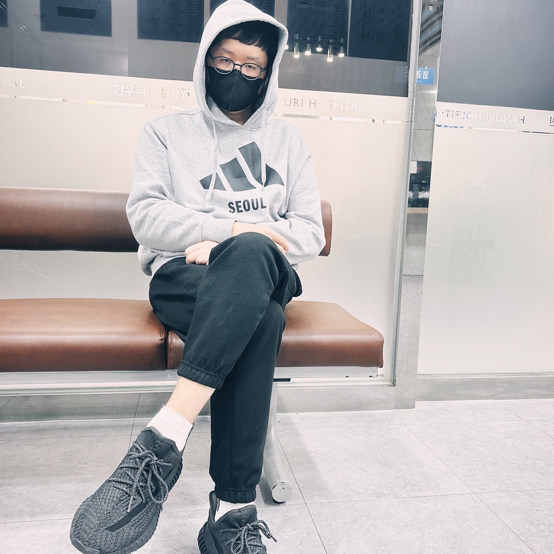 Adidas Yeezy Boost 350 V2 Black - Non-Reflective 착용 스타일 - 1