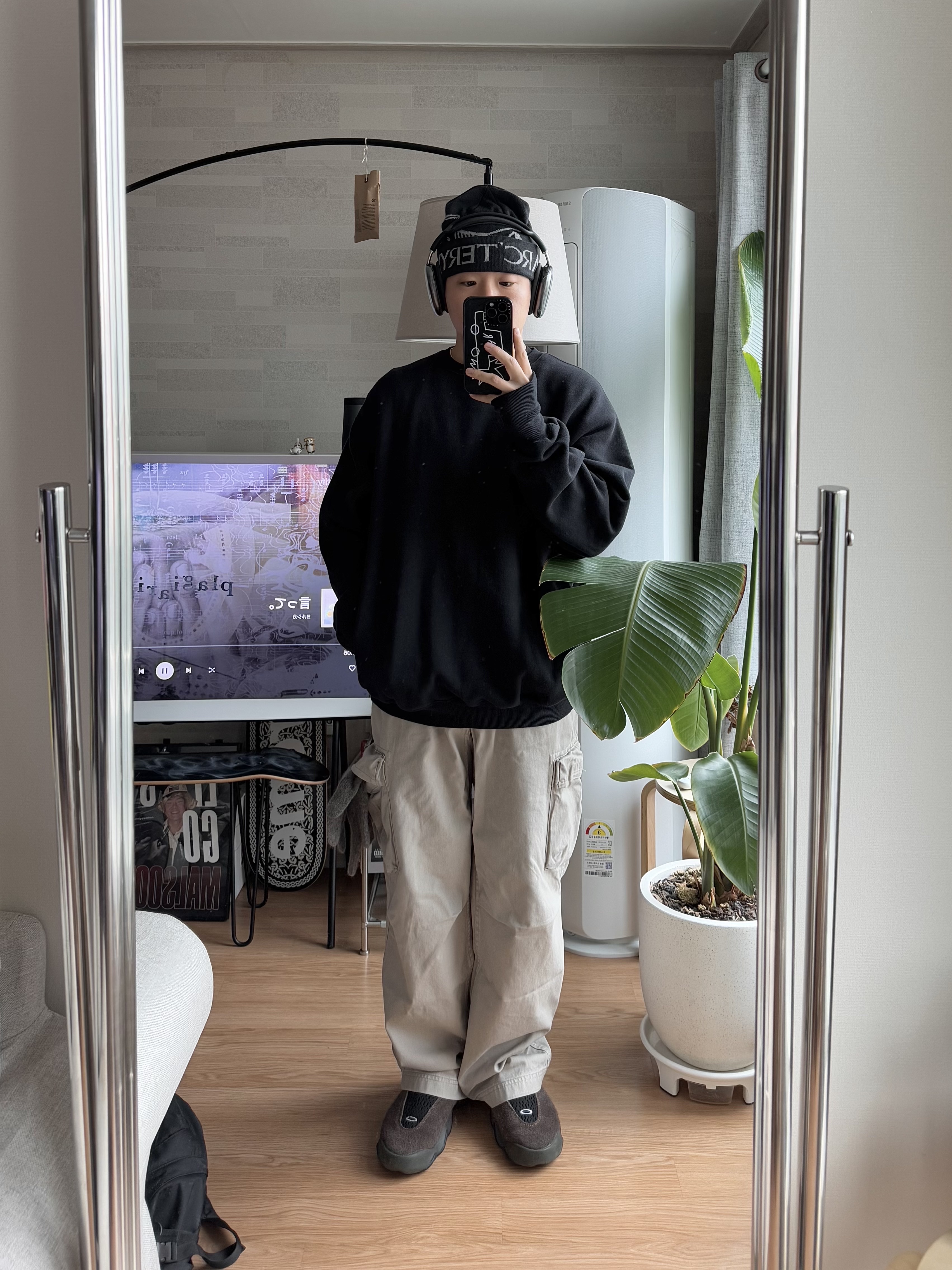 Oakley Factory Team x Brain Dead Suede Flesh Java, Arc'teryx Bird Word Toque Black Void 착용 스타일 - 1