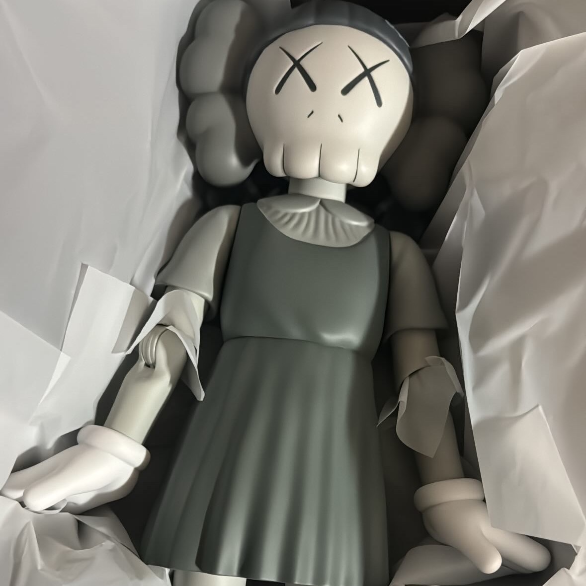 Kaws x Squid Game Young-Hee Vinyl Figure Monotone 착용 스타일