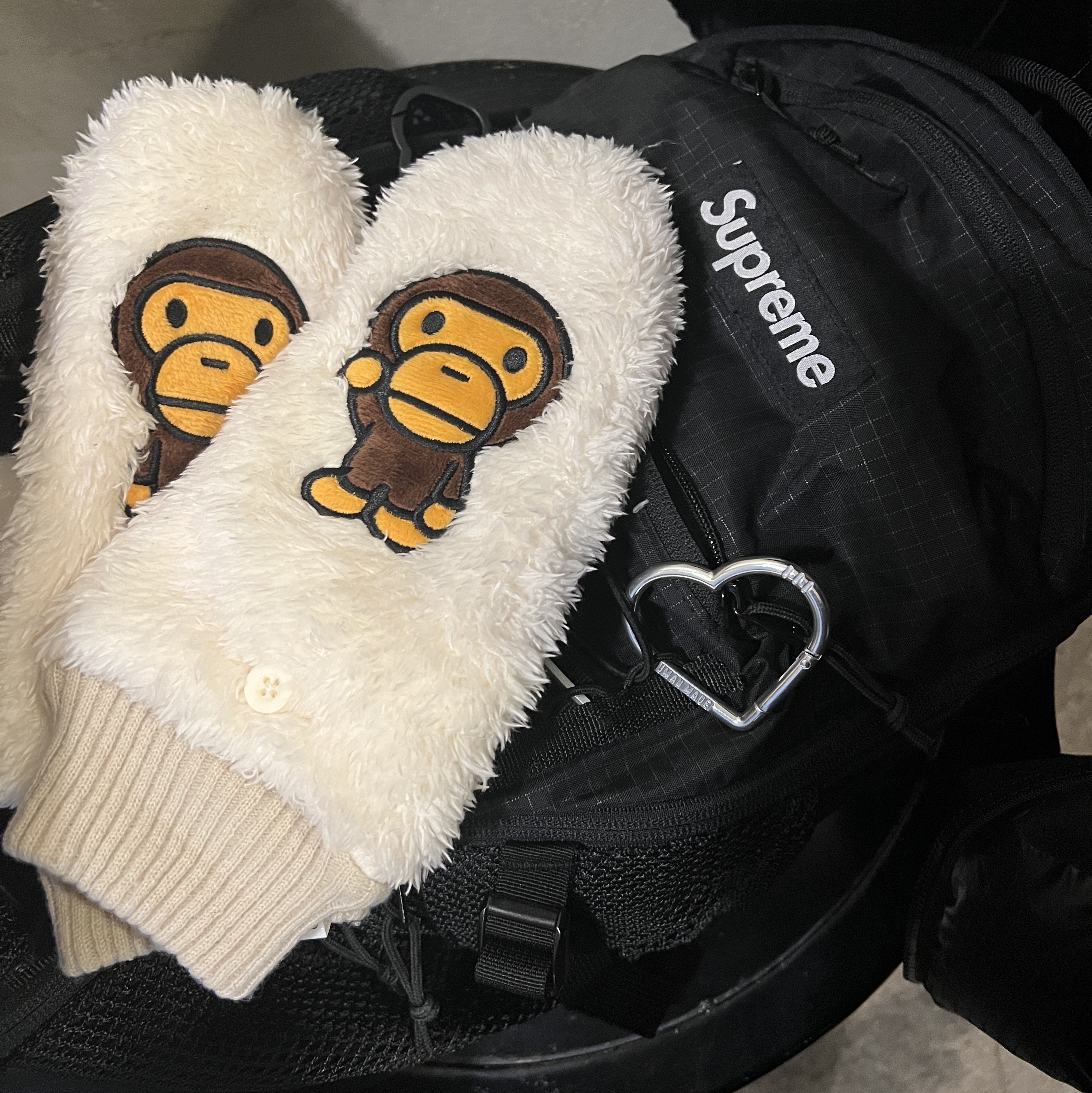 BAPE Baby Milo Gloves Ivory, Supreme Backpack Black - 23FW 착용 스타일