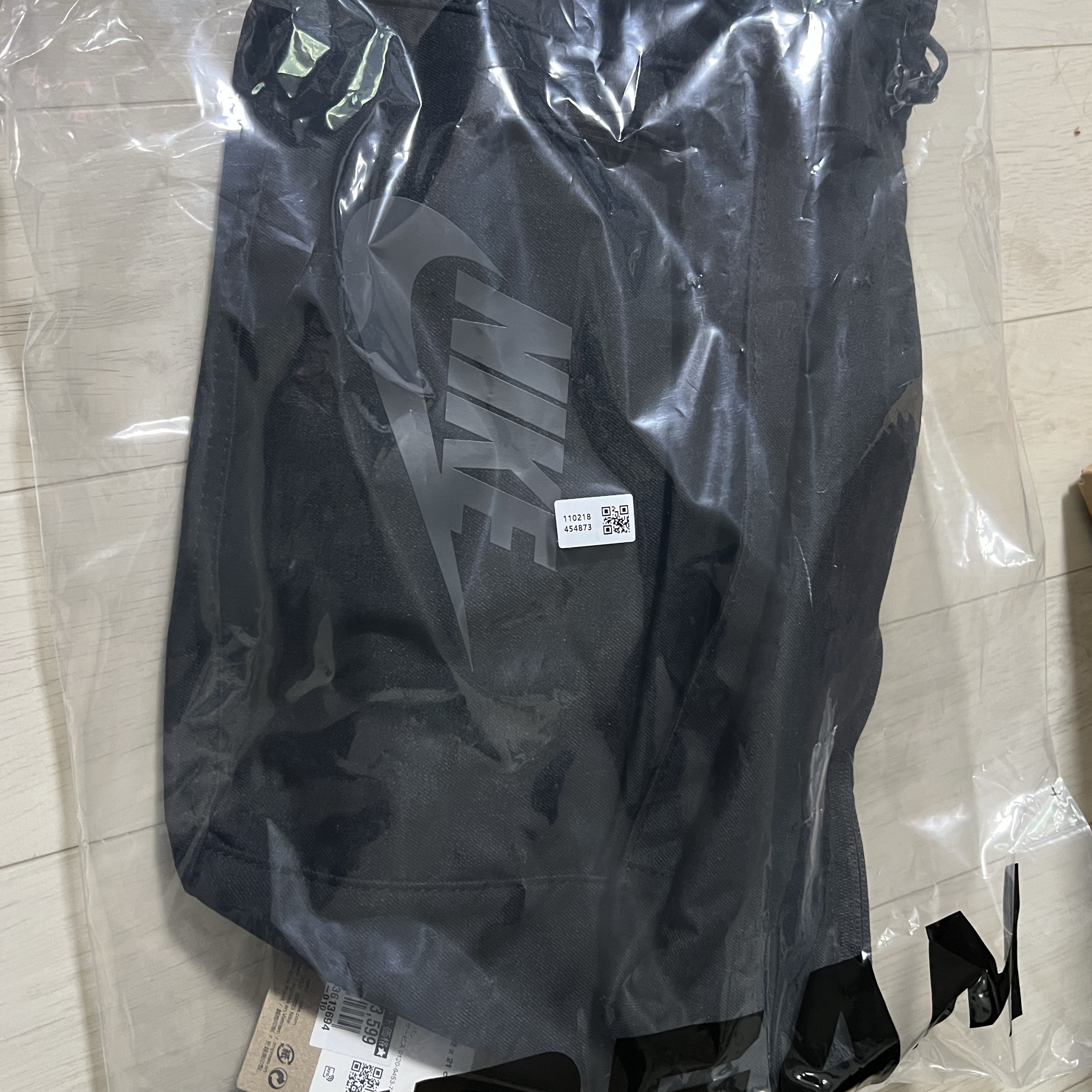 Nike Tech Hip Pack 10L Black Anthracite 착용 스타일