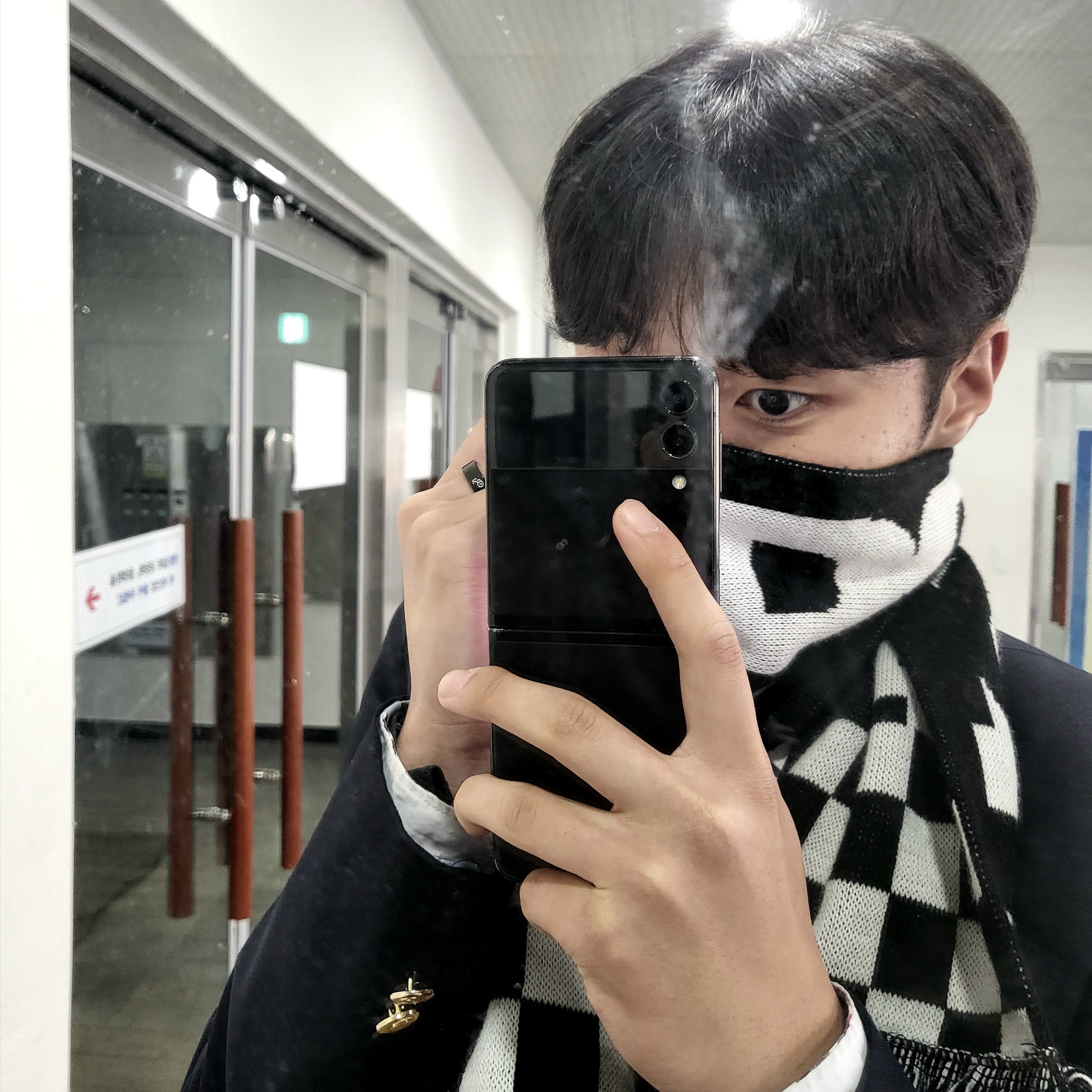 CDG Logo Check Muffler White Black 착용 스타일