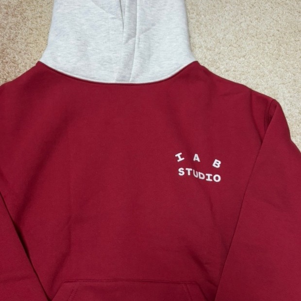 IAB Studio 24 Christmas Hoodie Burgundy Oatmeal 착용 스타일
