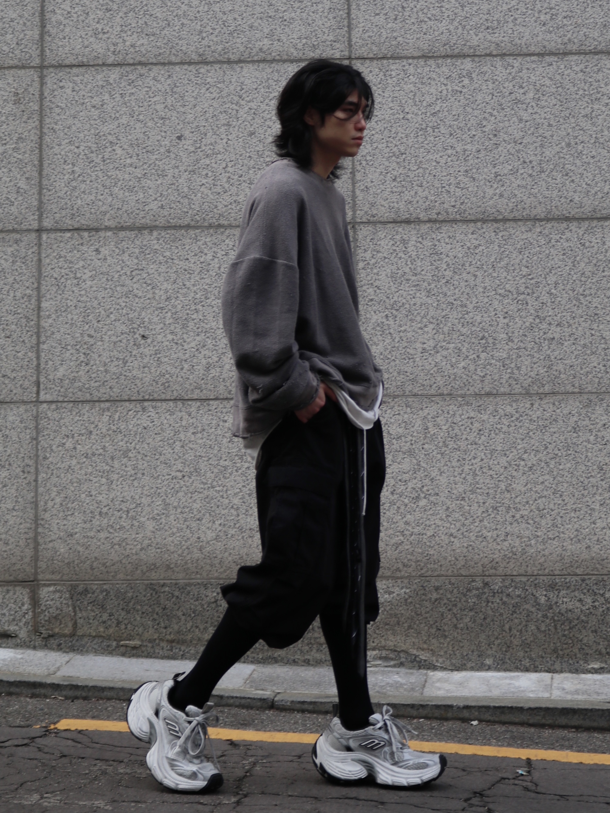 Balenciaga 10XL Sneakers White Grey Silver Black 착용 스타일 - 2