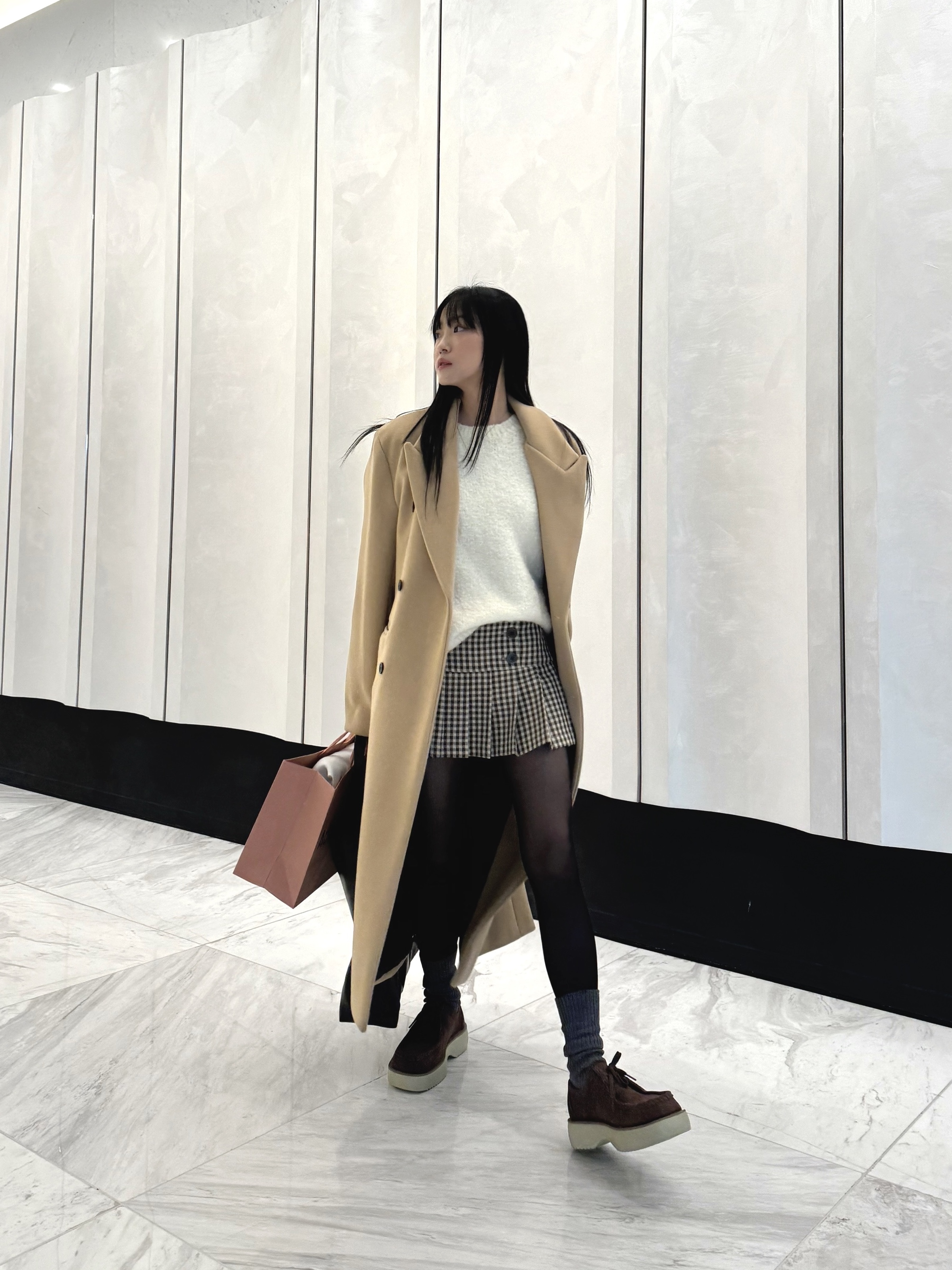 Miu Miu Leather Hobo Bag Black, Acne Studios Mohair Check Muffler Pastel Blue Beige 착용 스타일 - 2