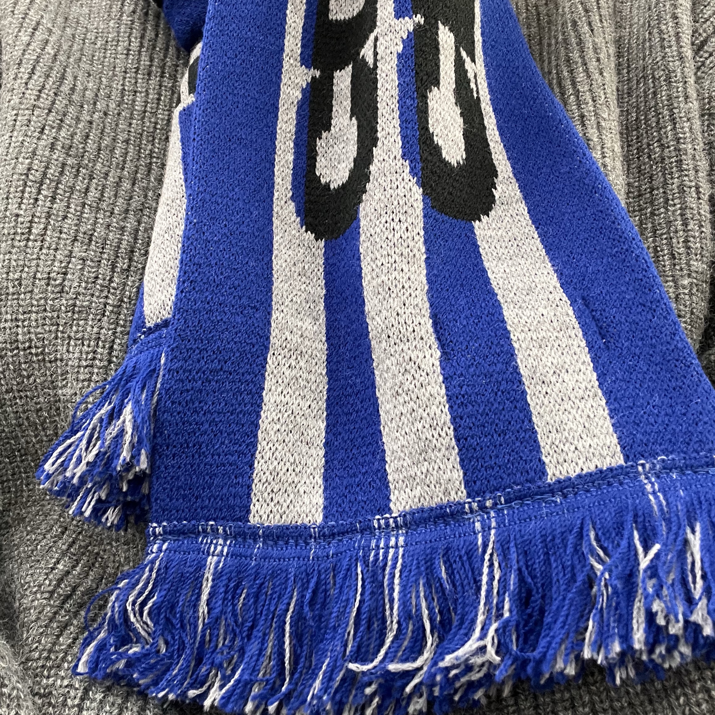 CDG Logo Check Muffler Blue 착용 스타일