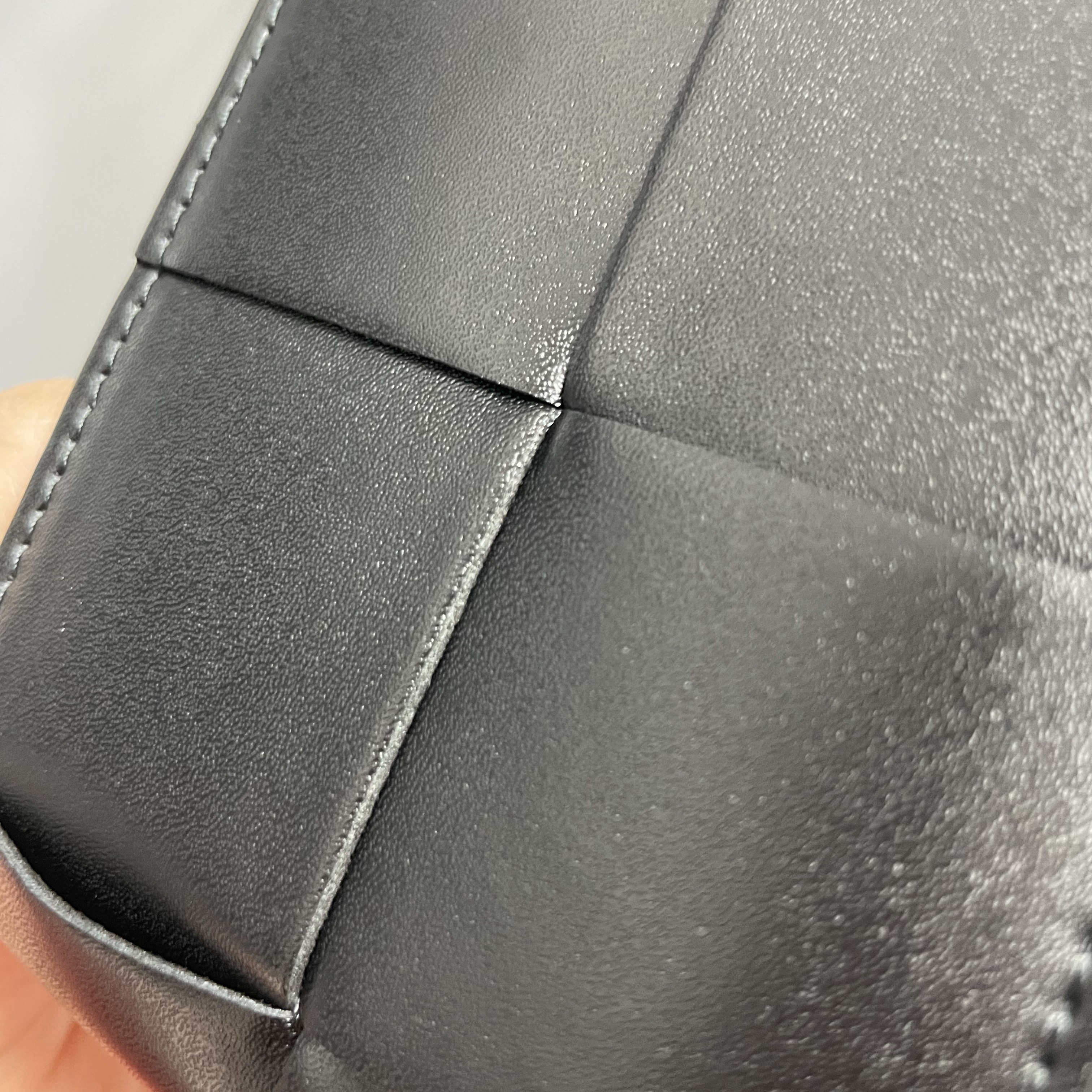 Bottega Veneta Bi-Fold Wallet Black 착용 스타일 - 7