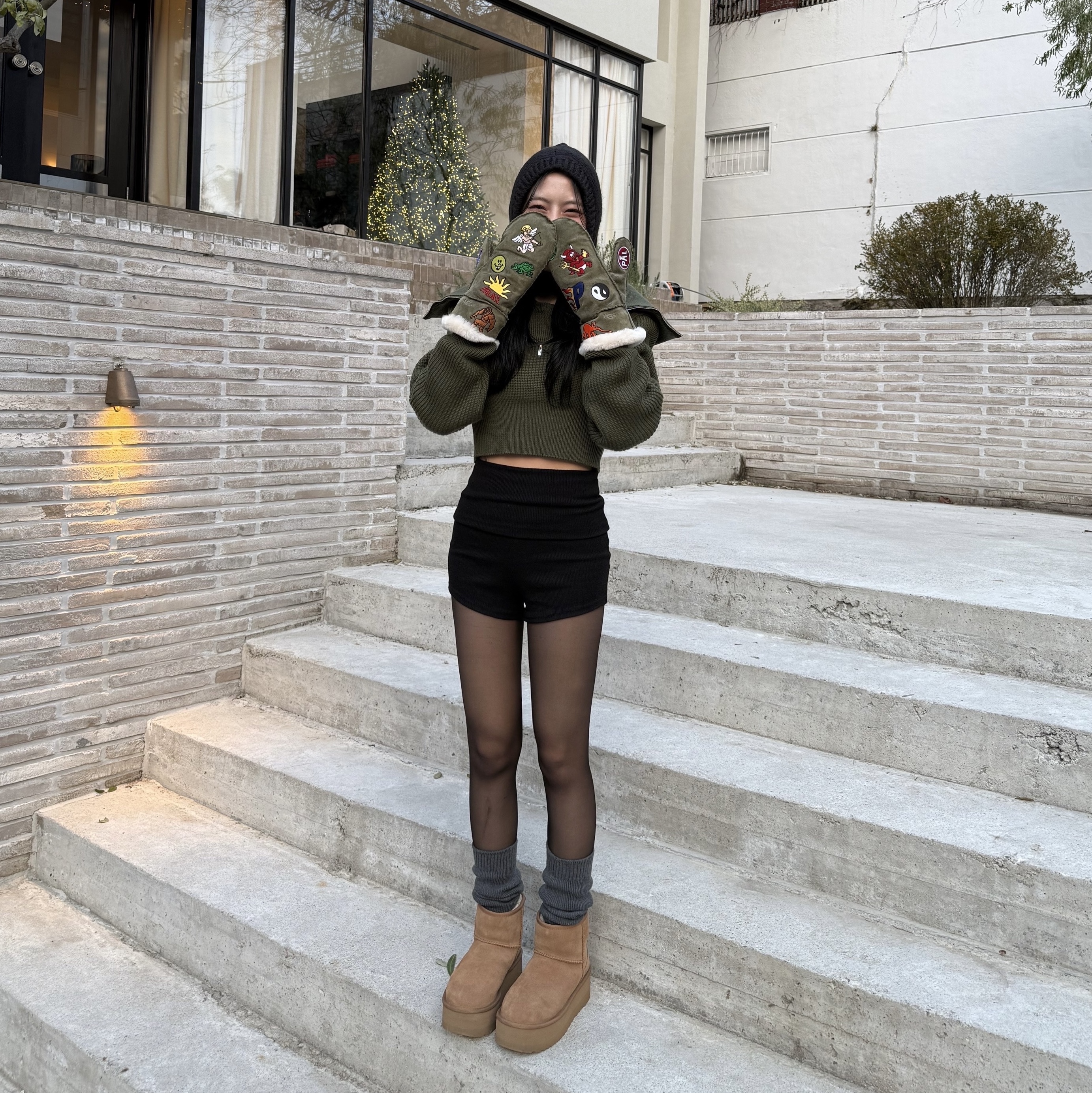 (W) Jacquemus La Maille Risoul Double Collar Sweater Khaki, UGG x Palace Sheepskin Mitten Burnt Olive 착용 스타일 - 3