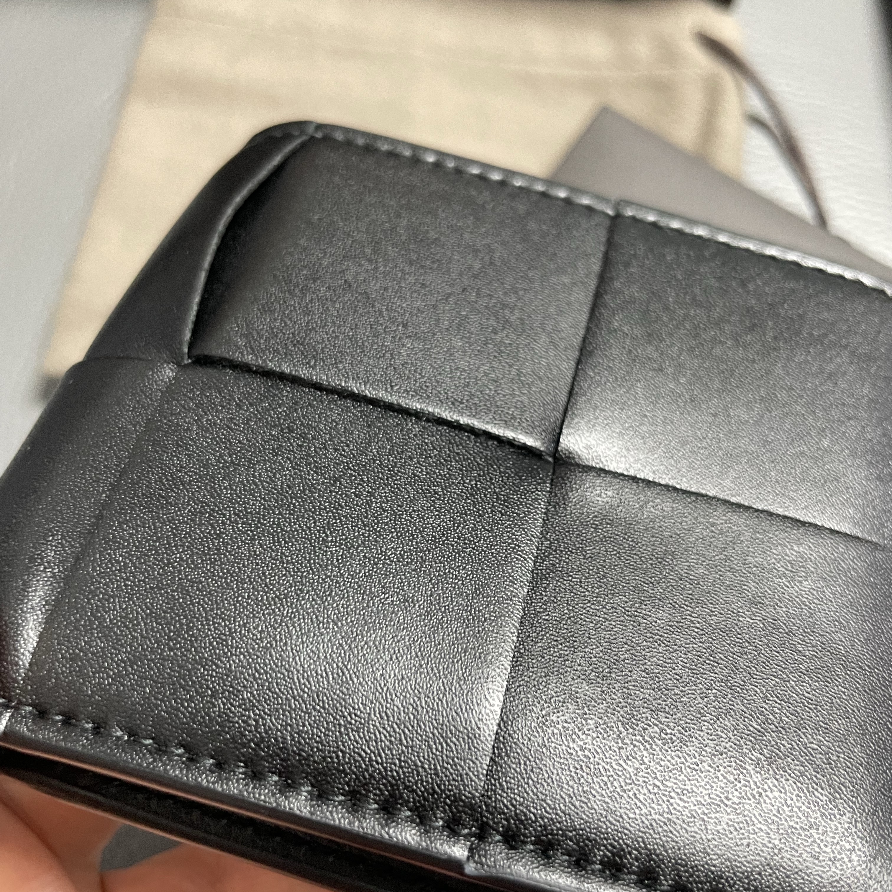 Bottega Veneta Bi-Fold Wallet Black 착용 스타일 - 3