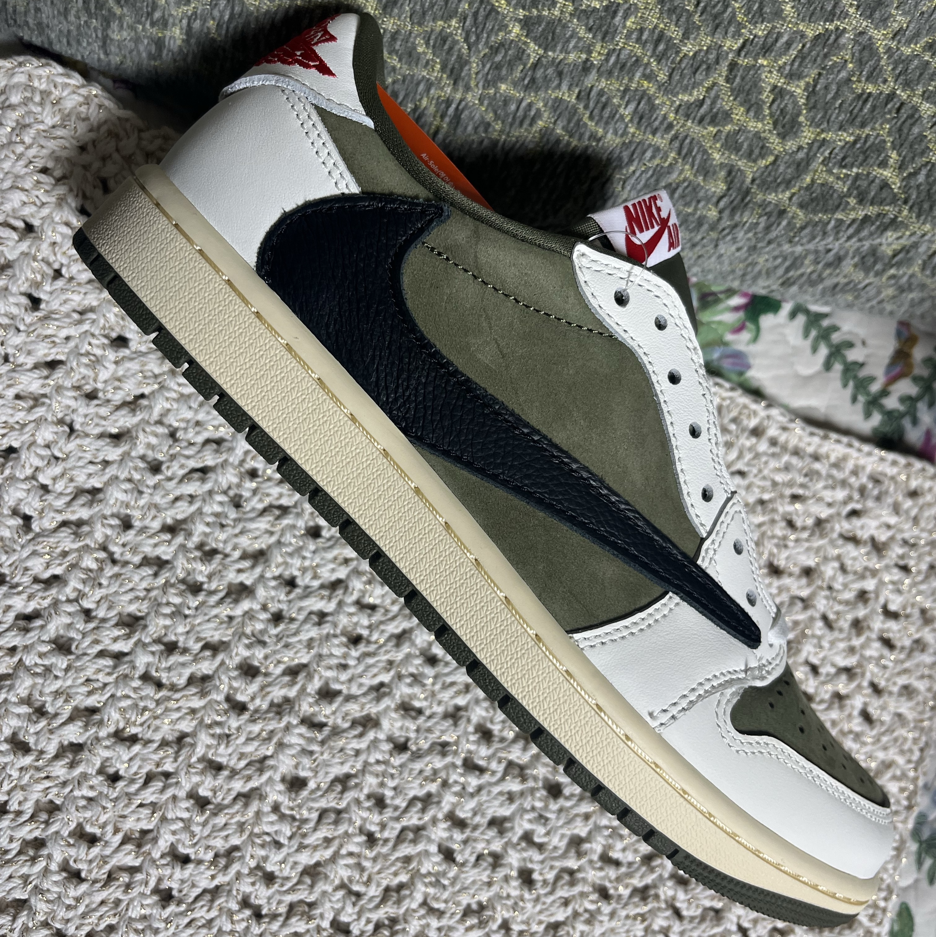 Jordan 1 x Travis Scott Retro Low OG SP Reverse Olive 착용 스타일
