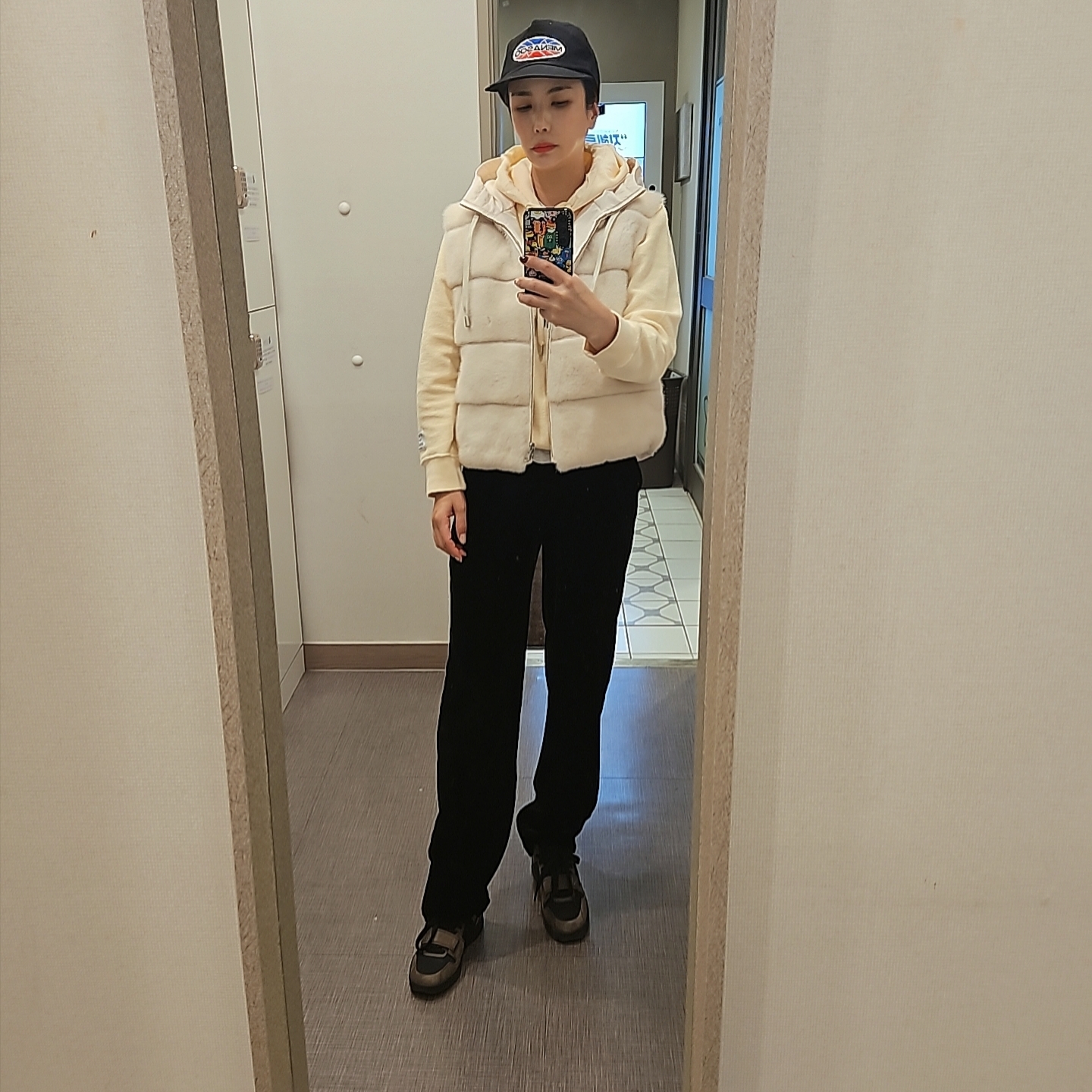 Gallery Dept. x Lanvin Faded Effect Hoodie Ivory, Jordan x Travis Scott Jumpman Jack TR Black and Dark Mocha 착용 스타일 - 1