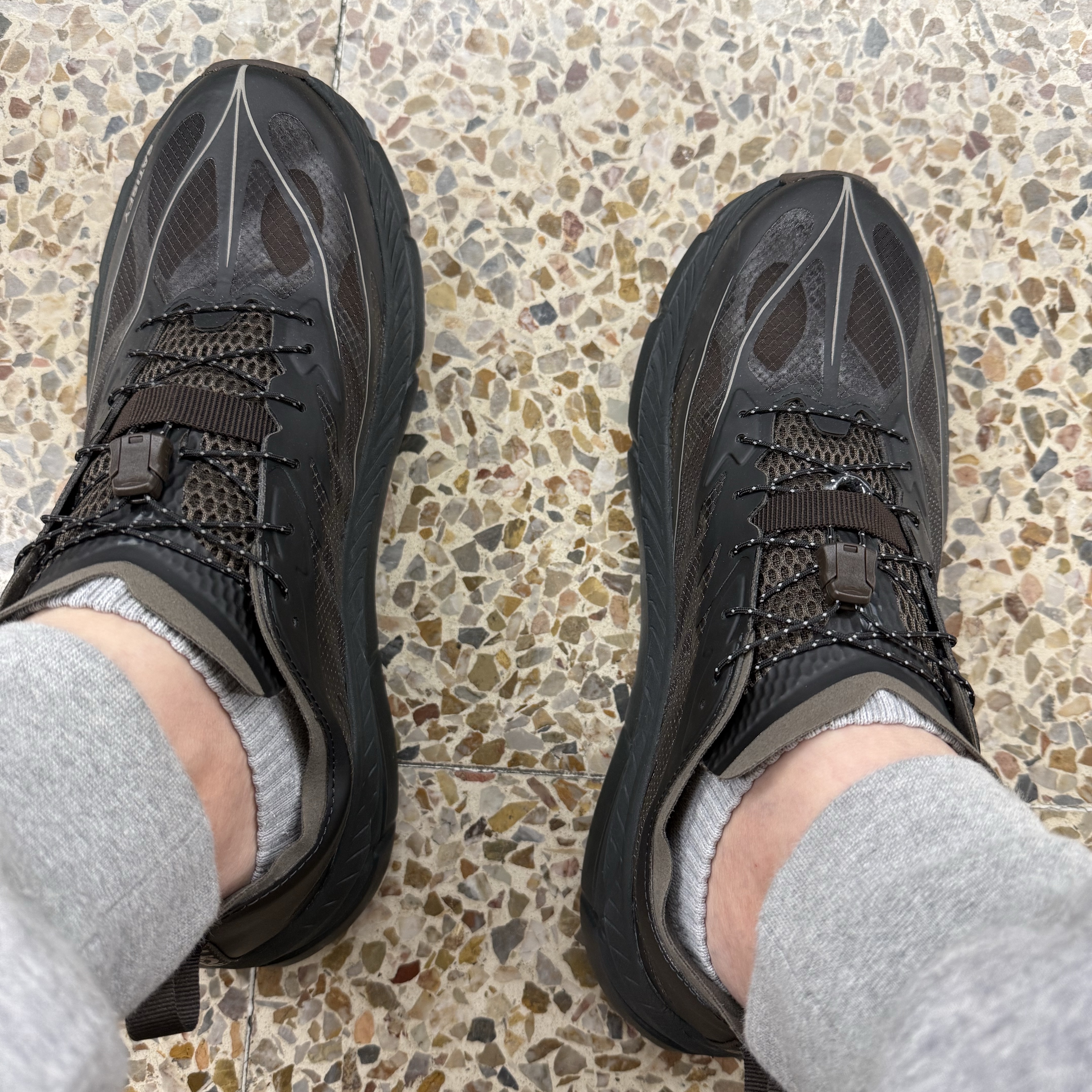 Hoka x Satisfy Mafate Speed 4 Lite Coffee 착용 스타일 - 4