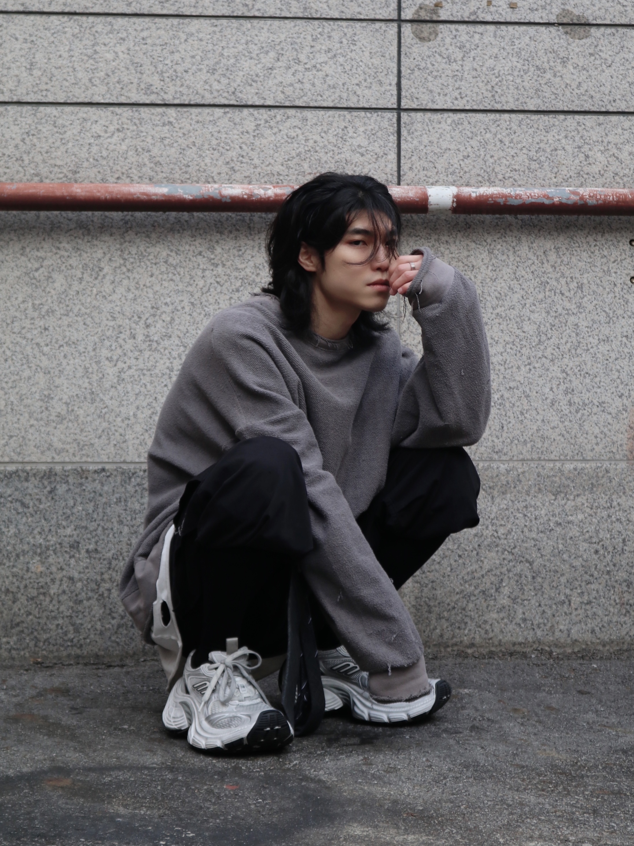Balenciaga 10XL Sneakers White Grey Silver Black 착용 스타일 - 3