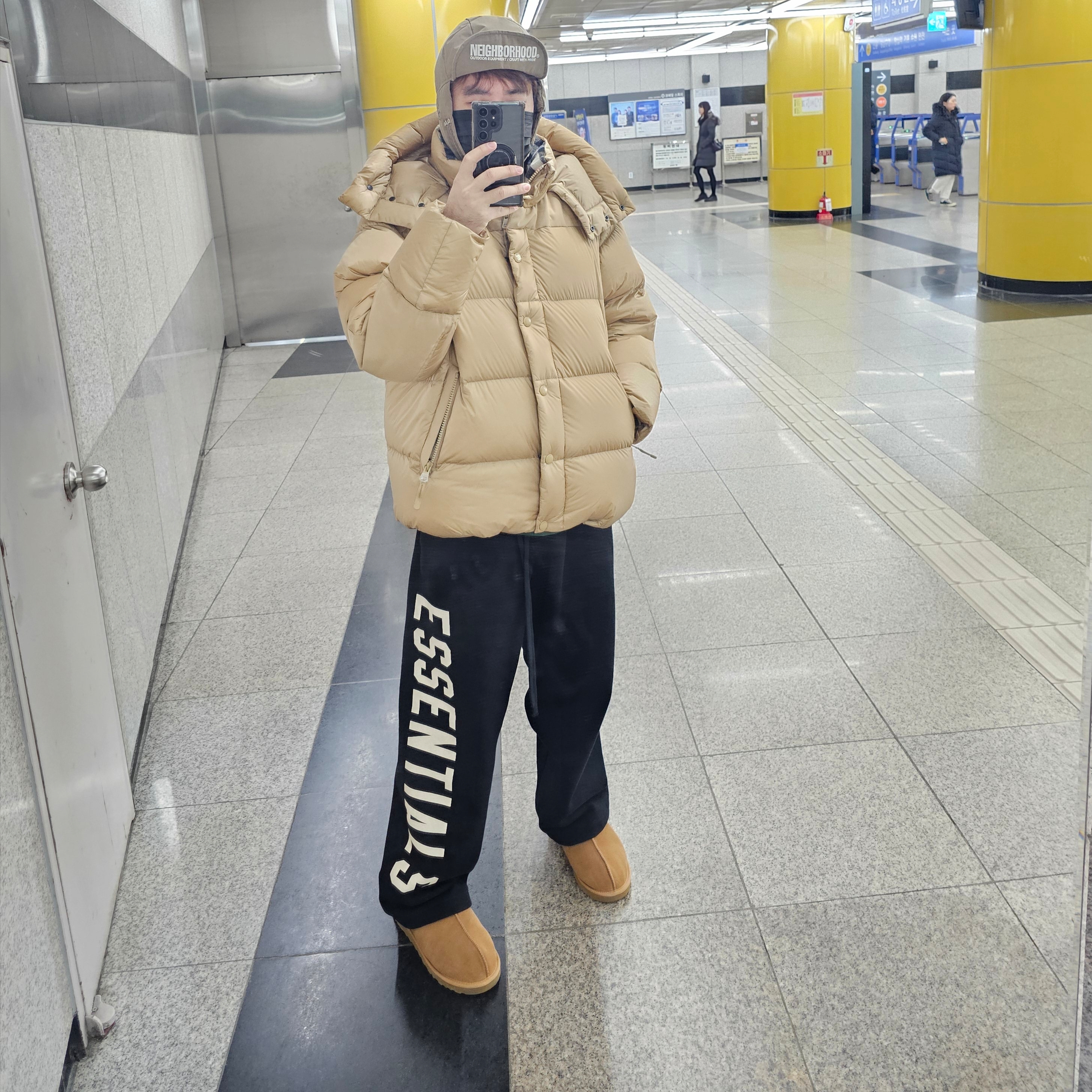 Burberry Detachable Sleeve Hooded Puffer Jacket Warm Honey, Essentials Fleece Relaxed Sweatpant Black - 24FW 착용 스타일 - 1