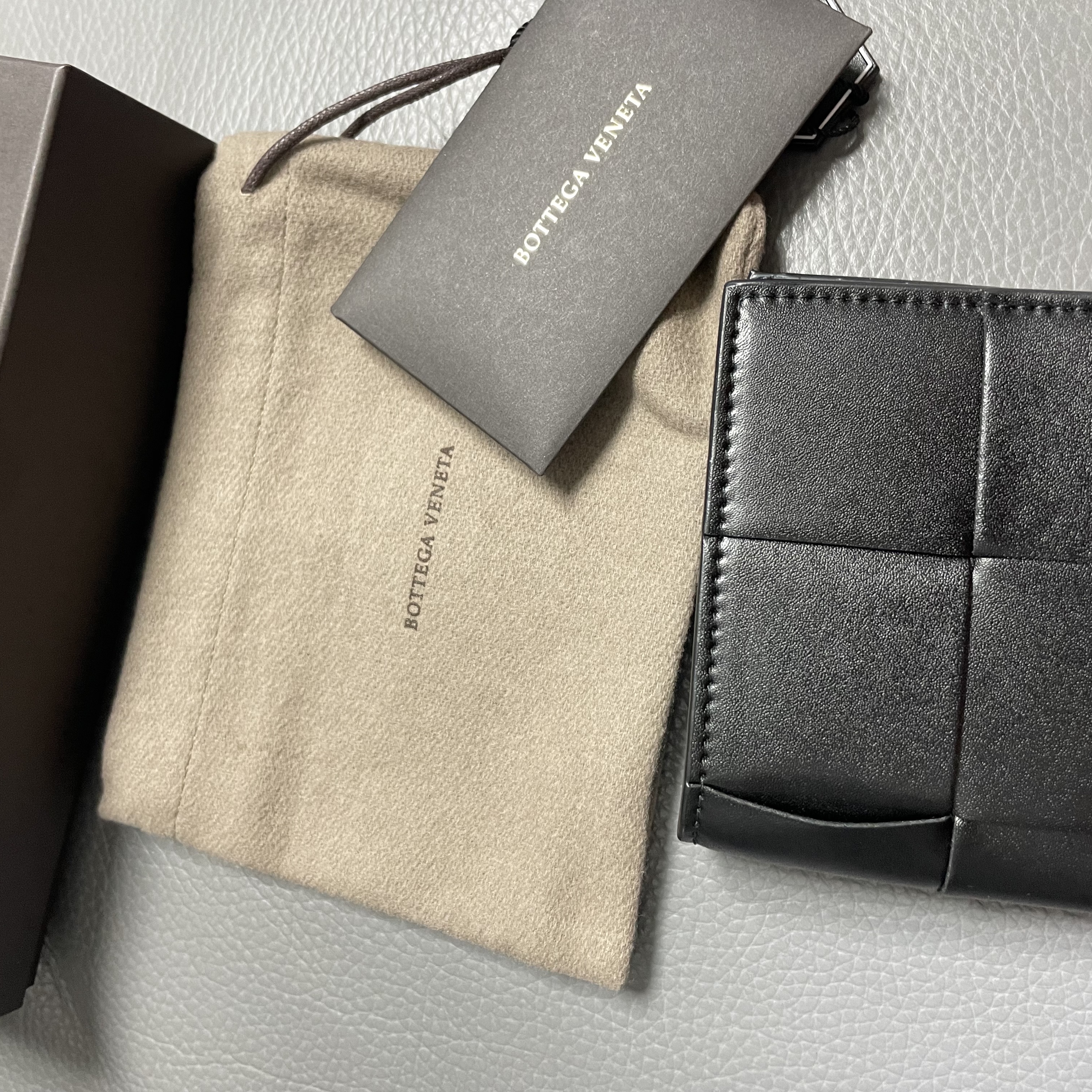 Bottega Veneta Bi-Fold Wallet Black 착용 스타일 - 1