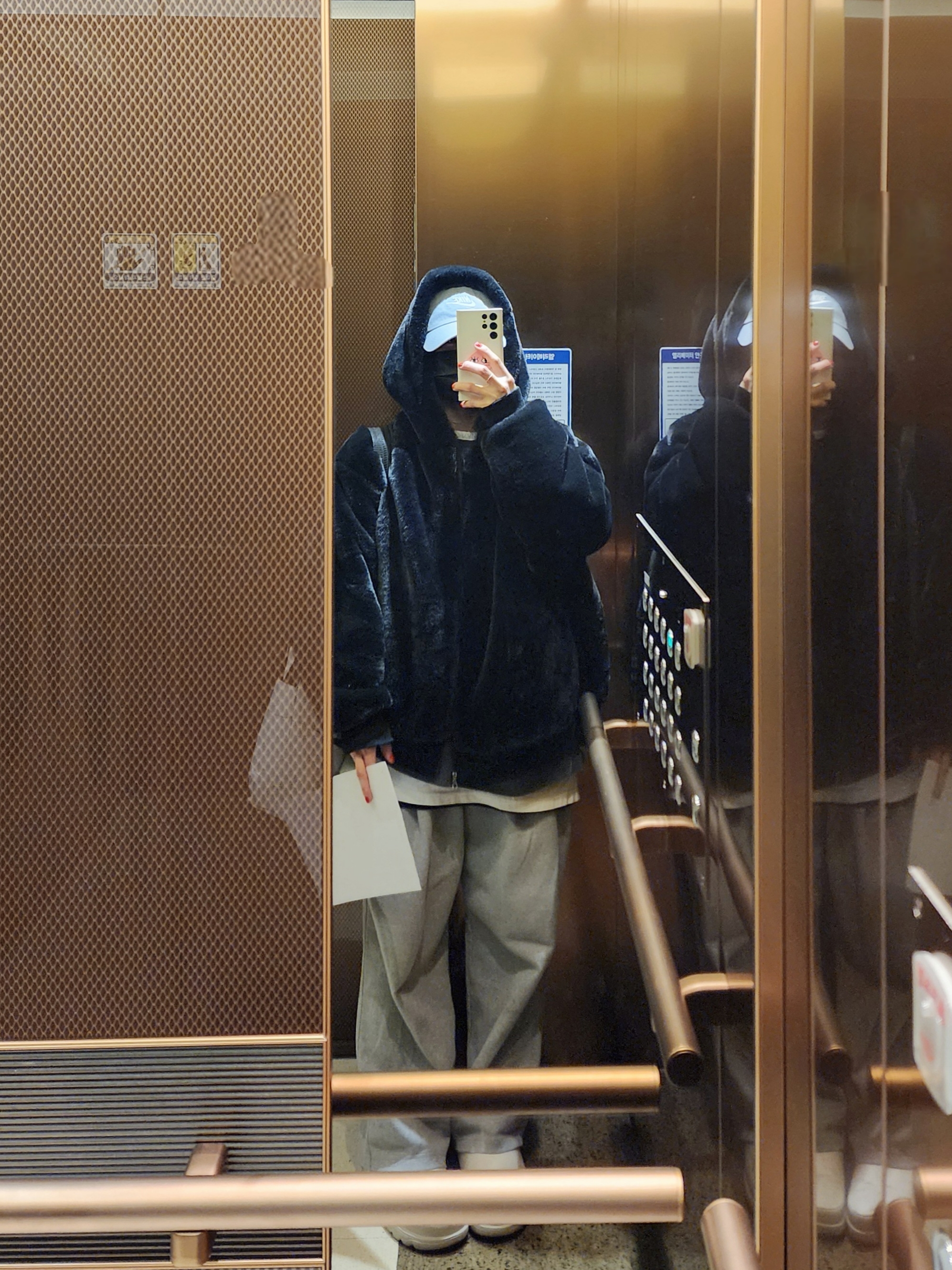 (W) Nike NSW Essentials Faux Fur Jacket Black - Asia, Nike NSW Club Fleece Crew Sweatshirt Charcoal Heather - US/EU 착용 스타일