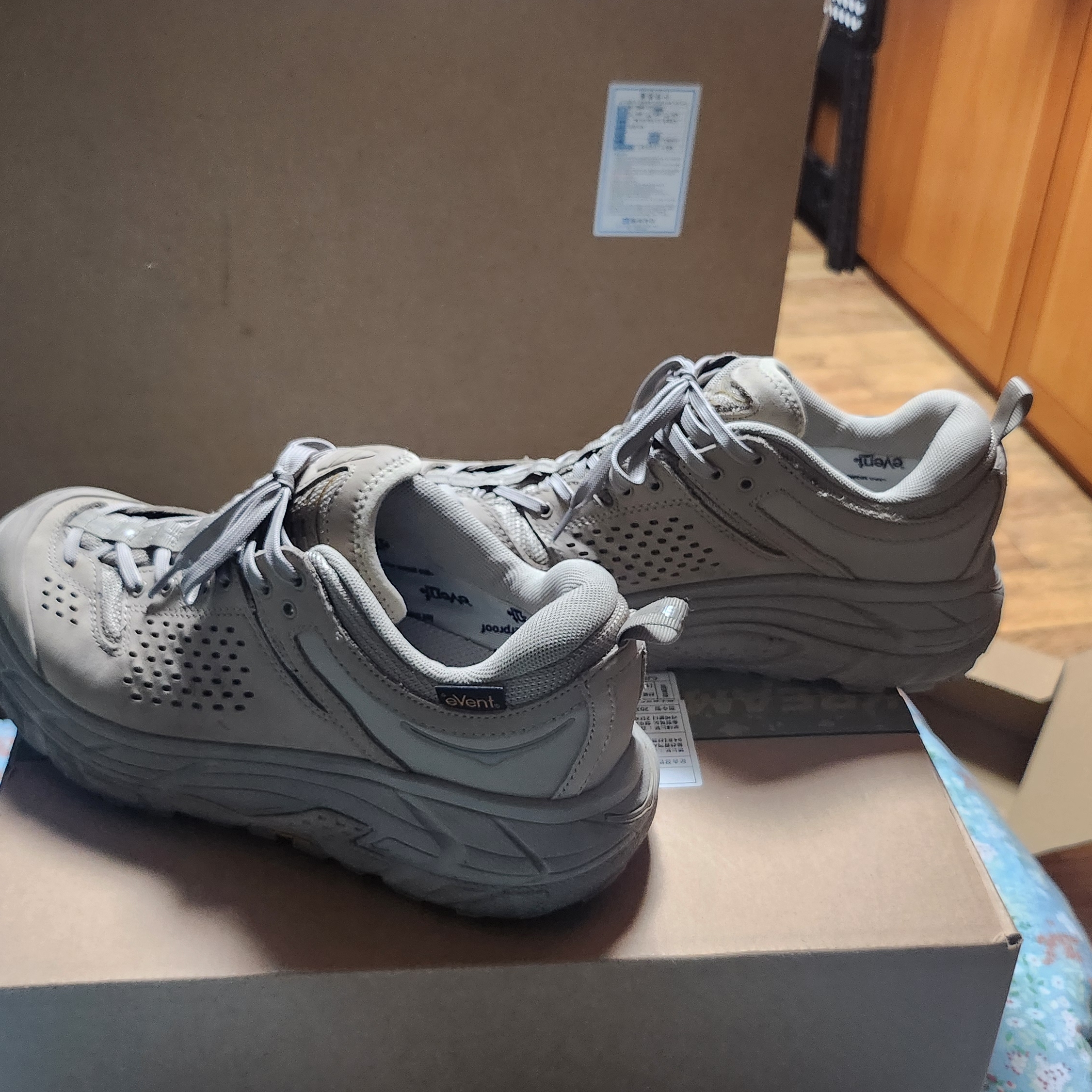 Hoka x Engineered Garments Tor Ultra Low Simply Taupe 착용 스타일 - 2