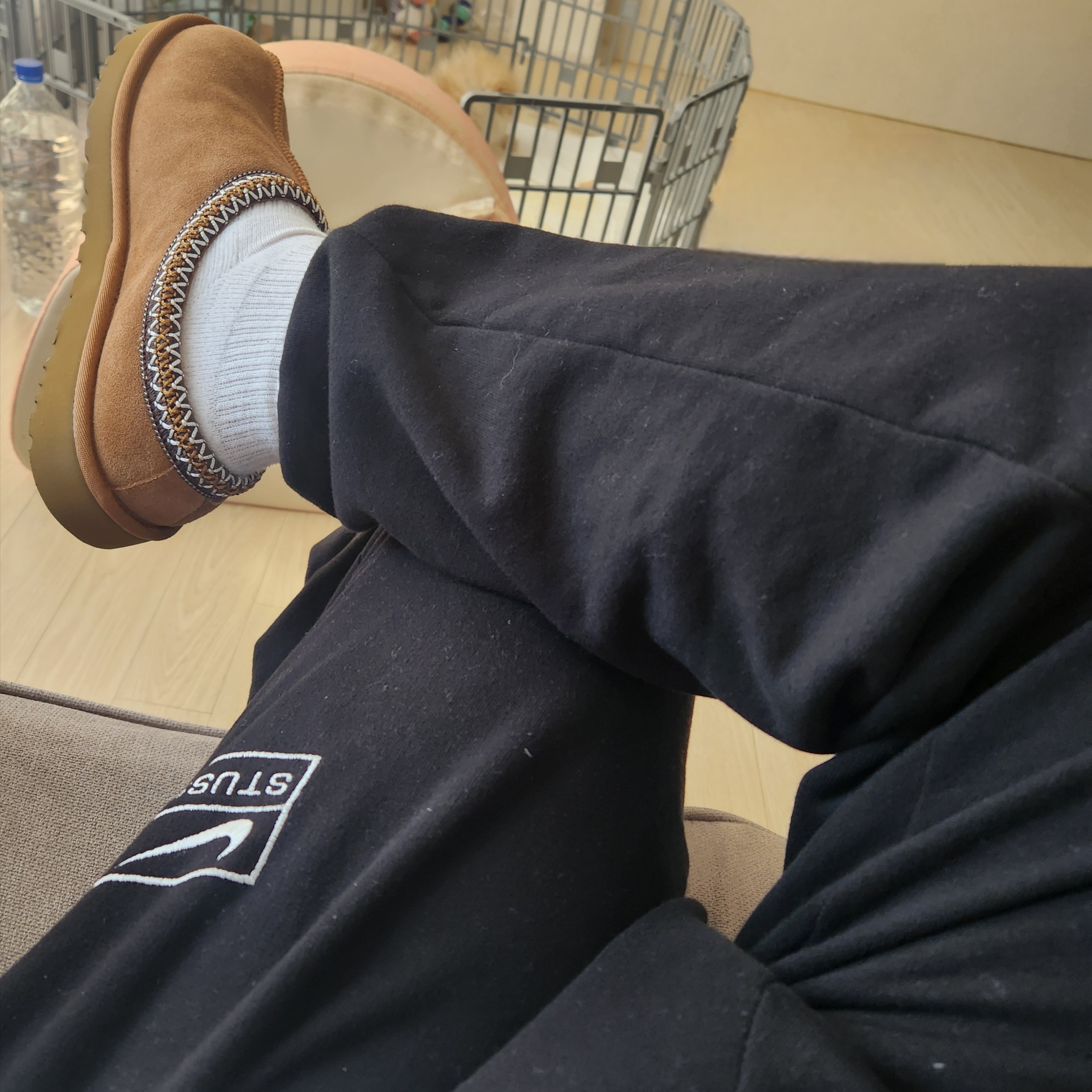 UGG Tasman Slipper Chestnut, Nike x Stussy NRG Washed Fleece Pants Black (DO5296-010) 착용 스타일