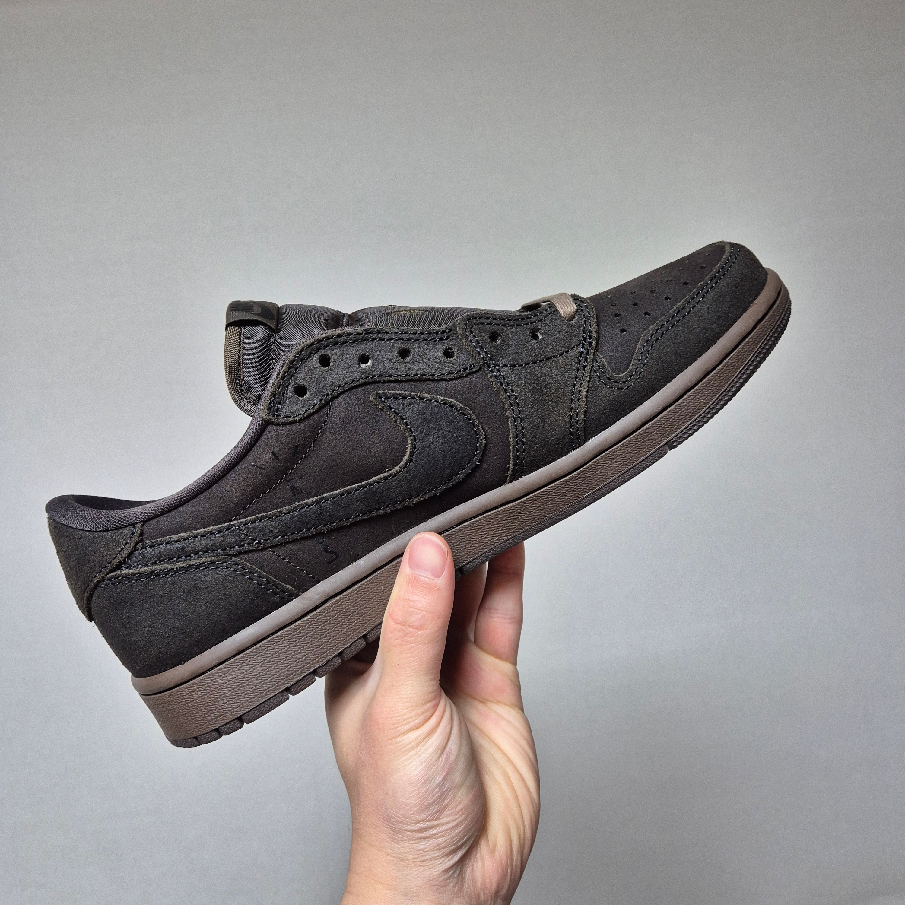 Jordan 1 x Travis Scott Retro Low OG SP Velvet Brown and Dark Mocha 착용 스타일 - 2