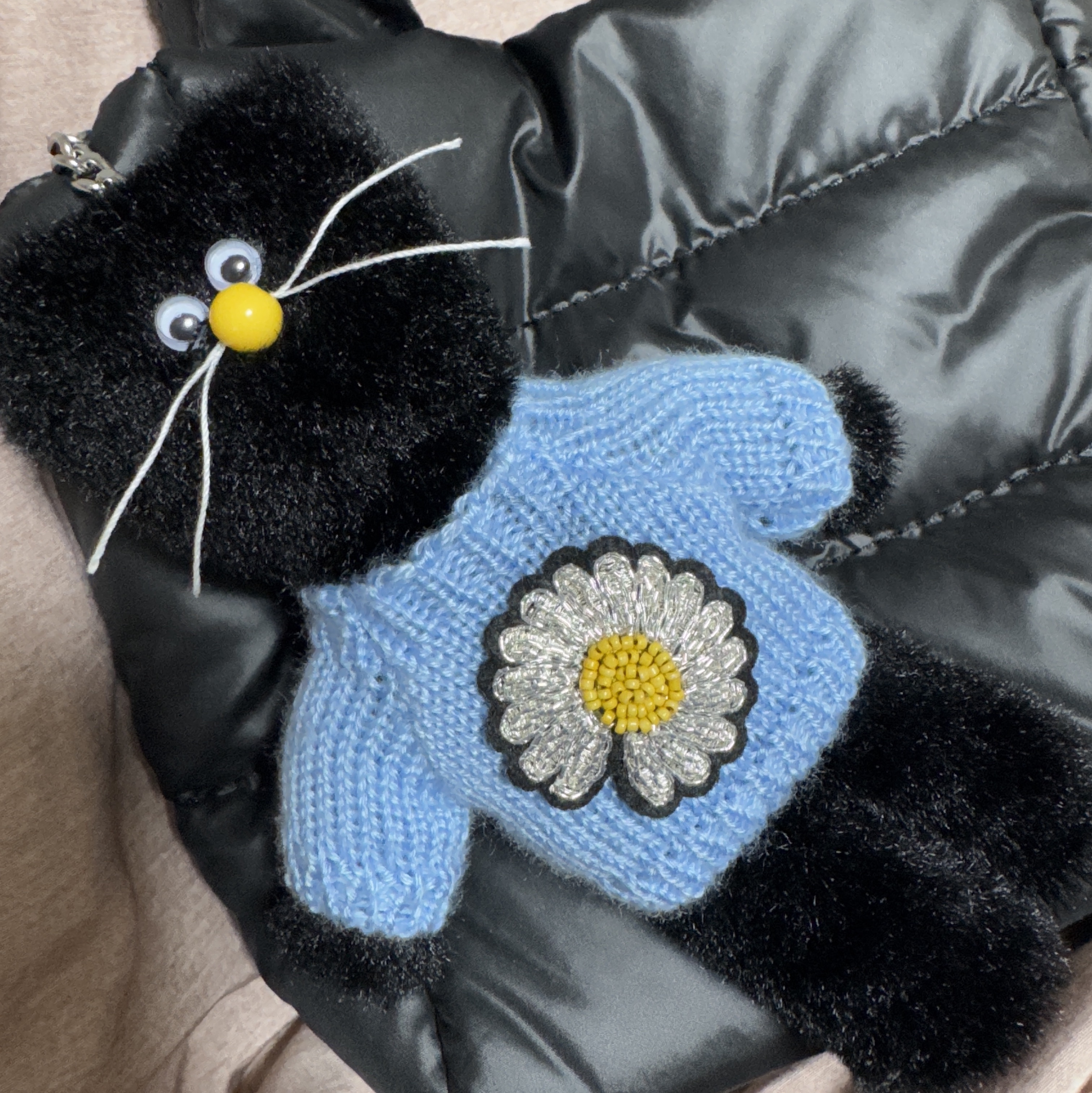 Monamhee x Peaceminusone Daihee Plush Keyring 착용 스타일 - 2