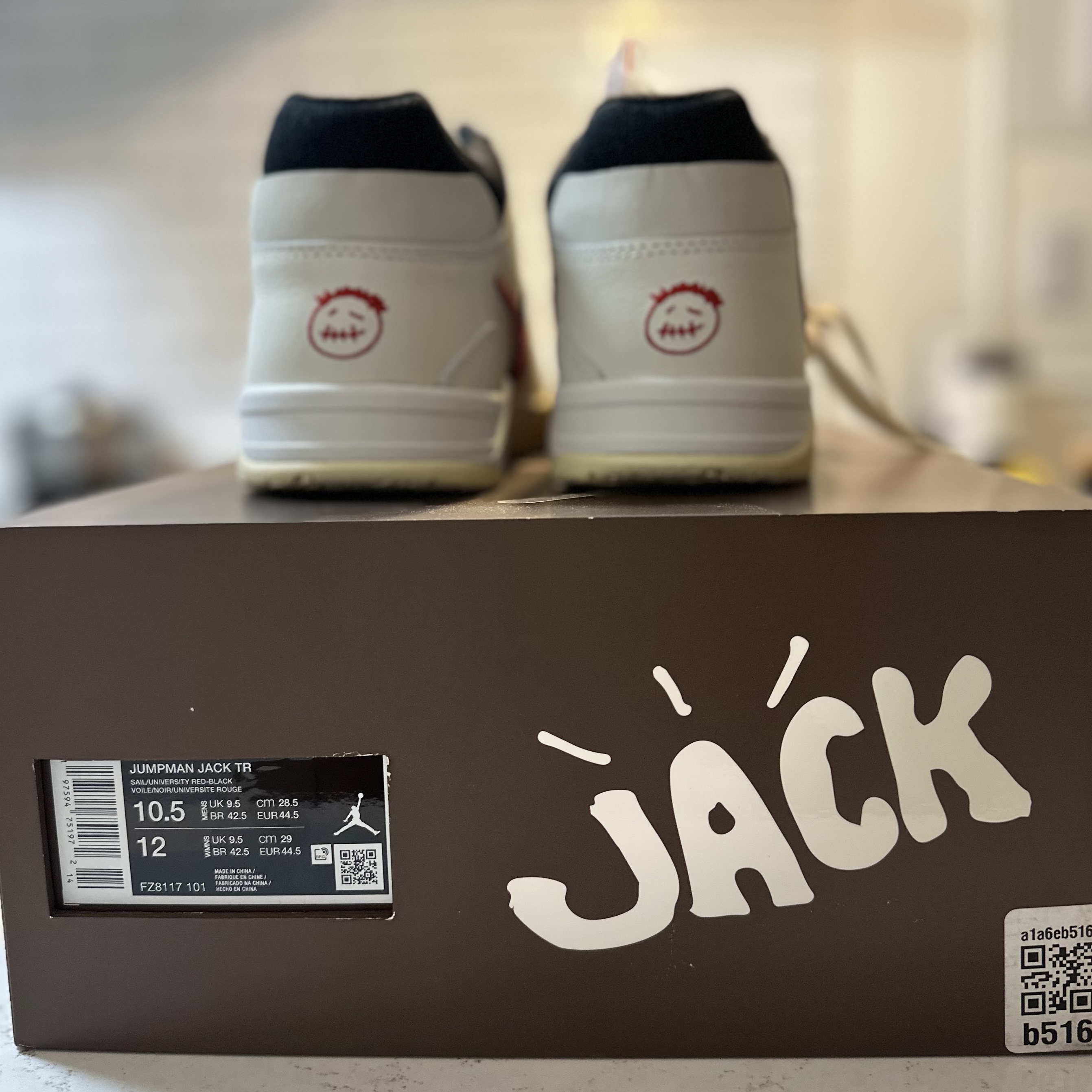 Jordan x Travis Scott Jumpman Jack TR University Red 착용 스타일 - 3