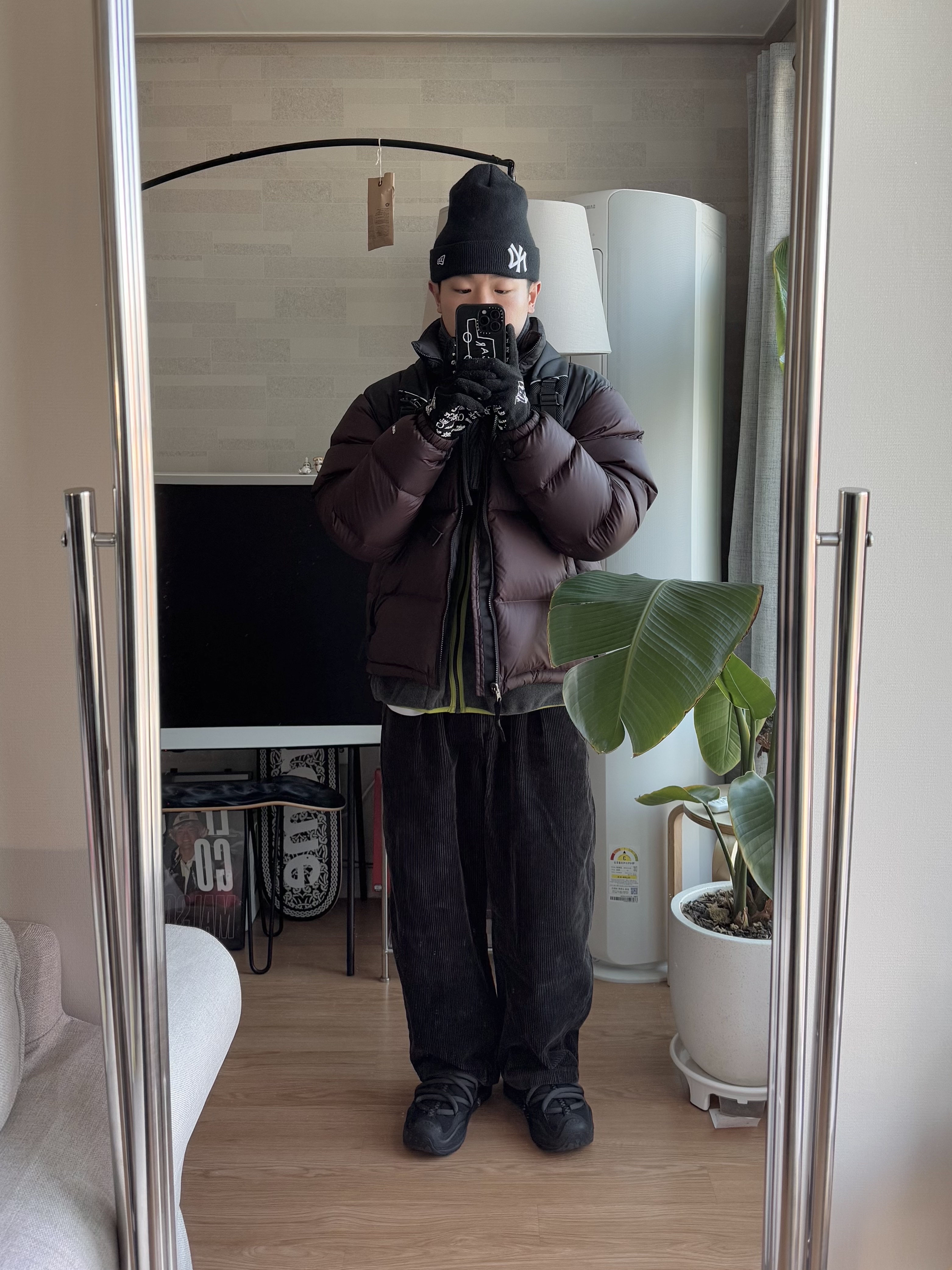 The North Face 1996 Retro Nuptse Jacket Coal Brown TNF Black, Hoka Ora Primo Black 착용 스타일 - 1