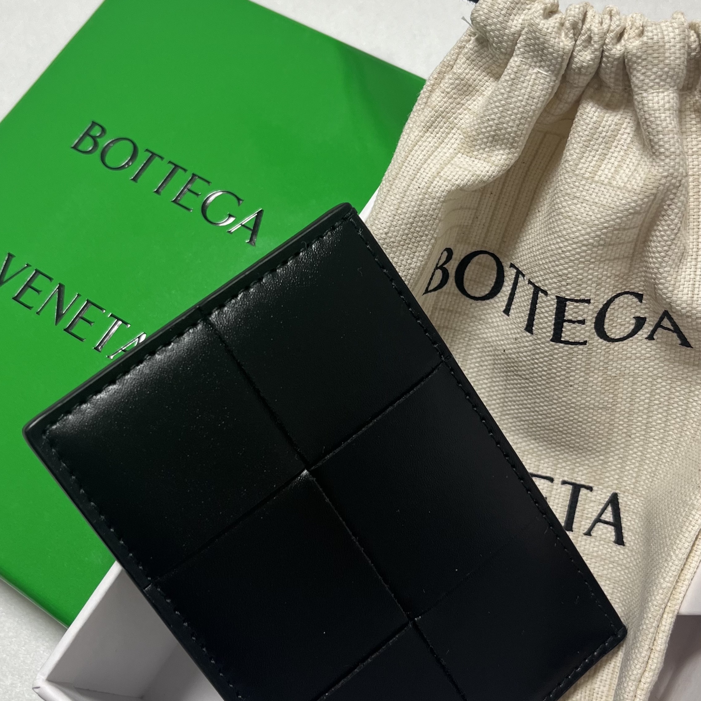 Bottega Veneta Credit Card Case Calfskin Black 착용 스타일