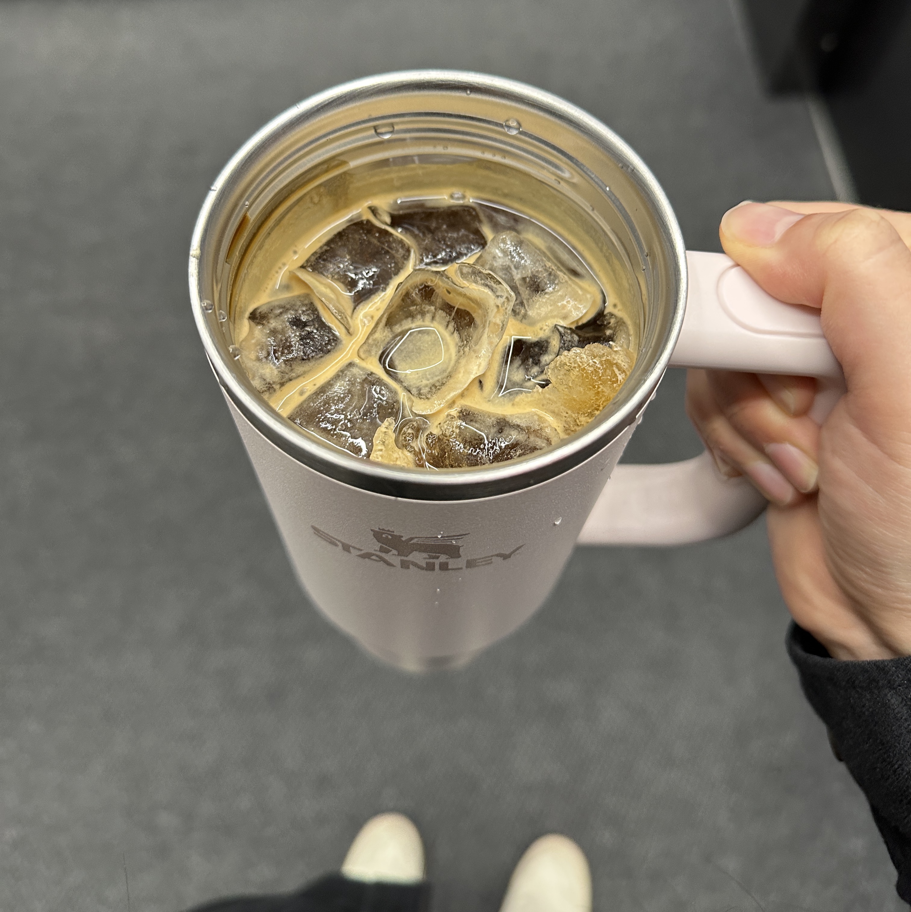 Stanley The Quencher H2.0 Flowstate Tumbler 887ml Rose Quartz 착용 스타일