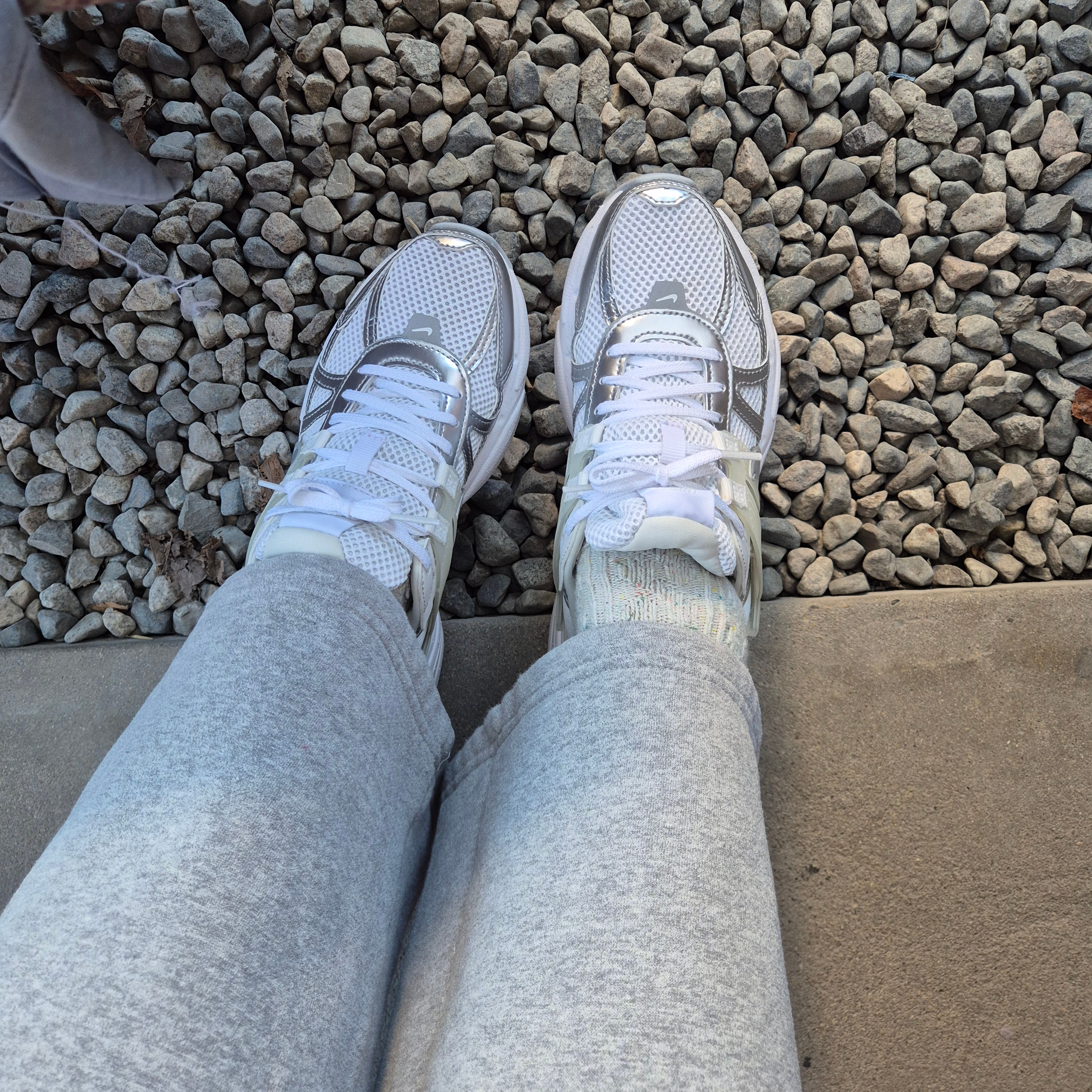 Nike V2K Run Metallic Silver White 착용 스타일