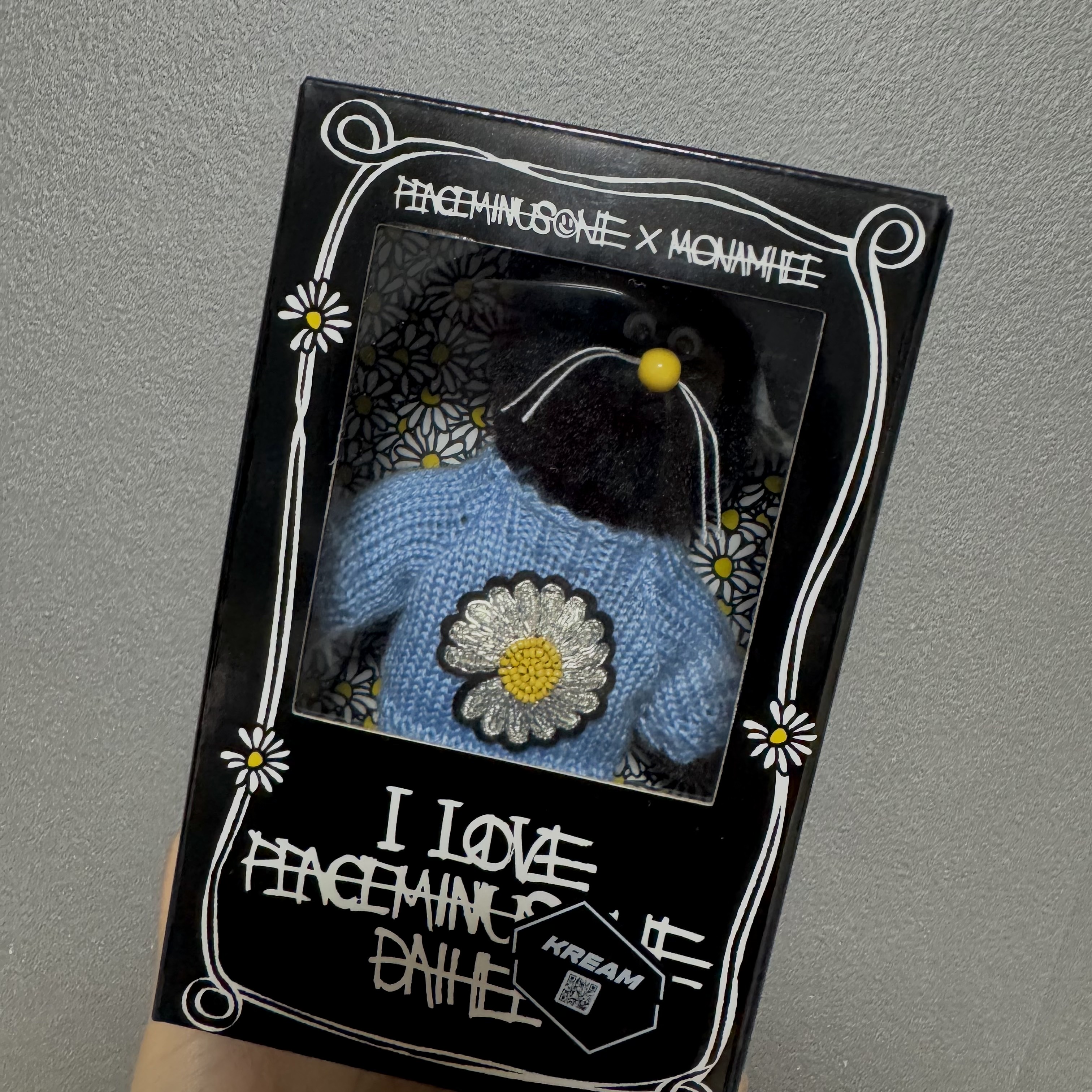 Monamhee x Peaceminusone Daihee Plush Keyring 착용 스타일 - 1