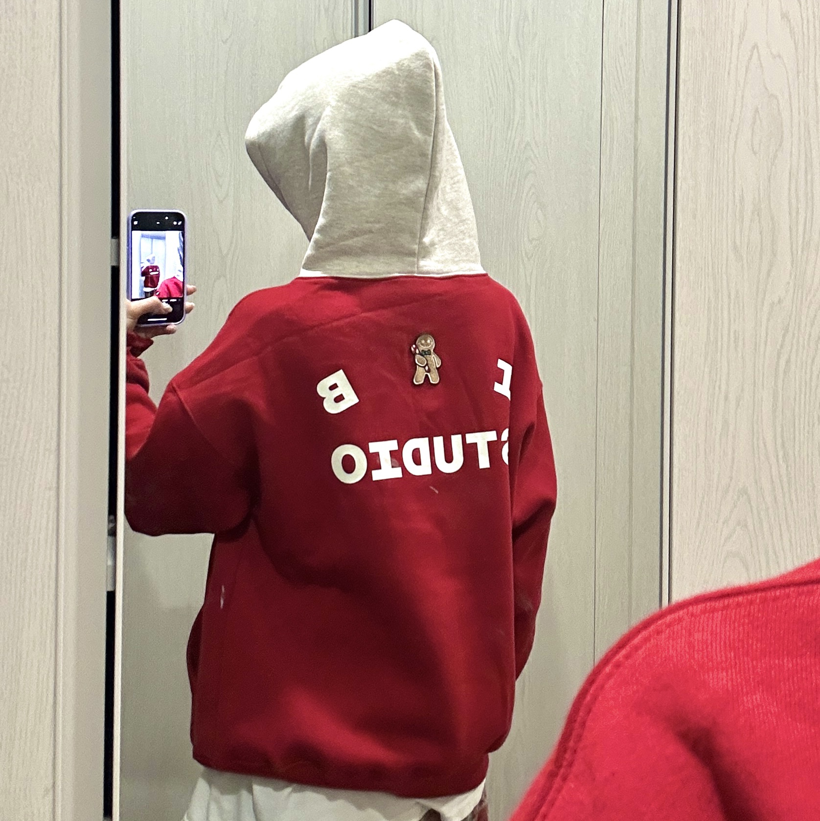 IAB Studio 24 Christmas Hoodie Burgundy Oatmeal 착용 스타일