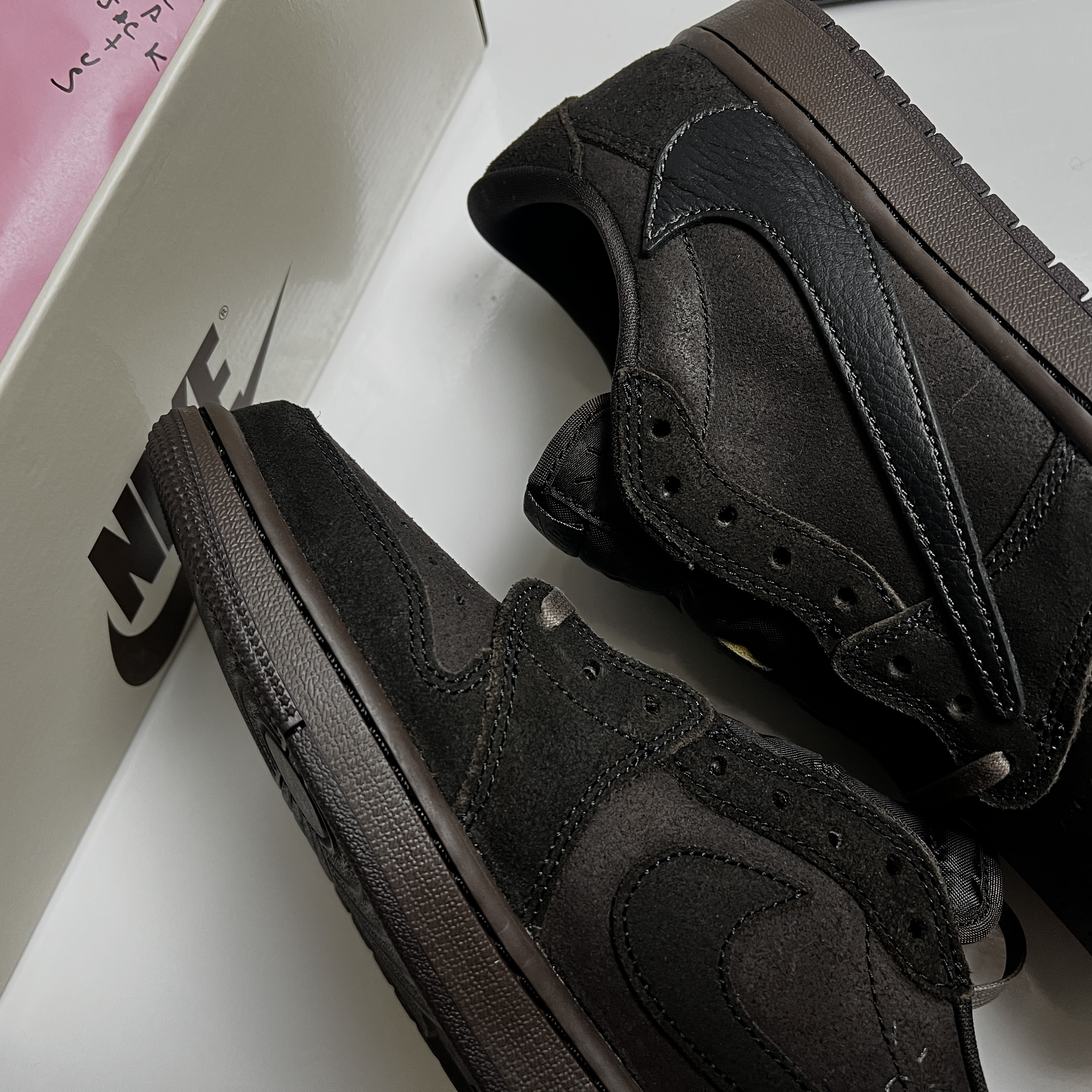 Jordan 1 x Travis Scott Retro Low OG SP Velvet Brown and Dark Mocha 착용 스타일 - 1