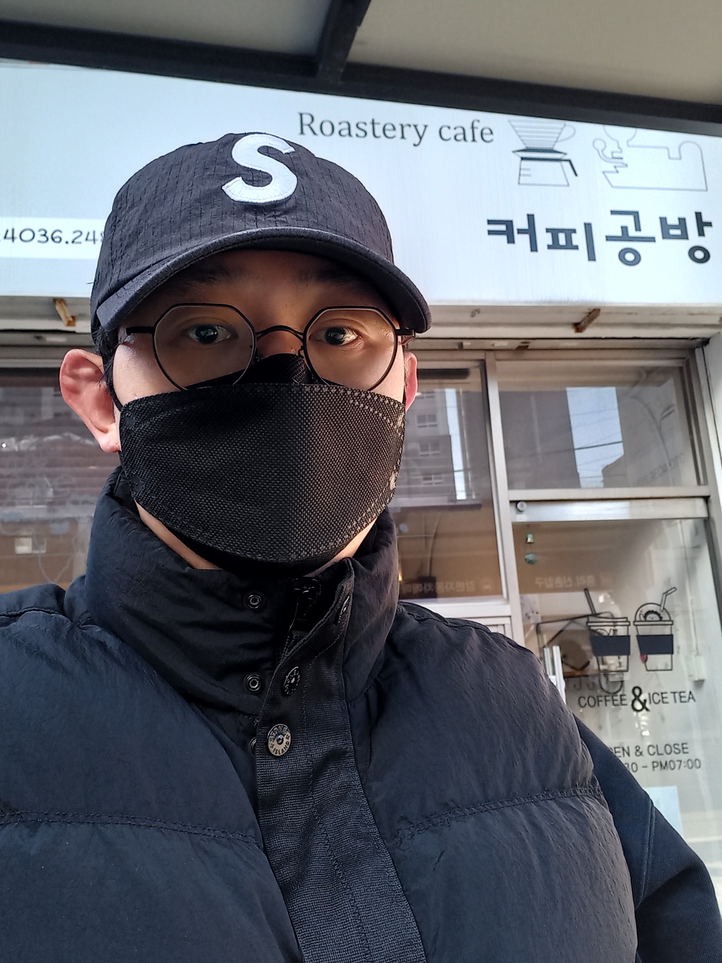 Supreme Cordura Ripstop S Logo 6-Panel Black - 23SS, Stone Island G0419 Nylon Metal in Econyl Down Zip Vest with Anti Drop Black - 24FW 착용 스타일 - 1