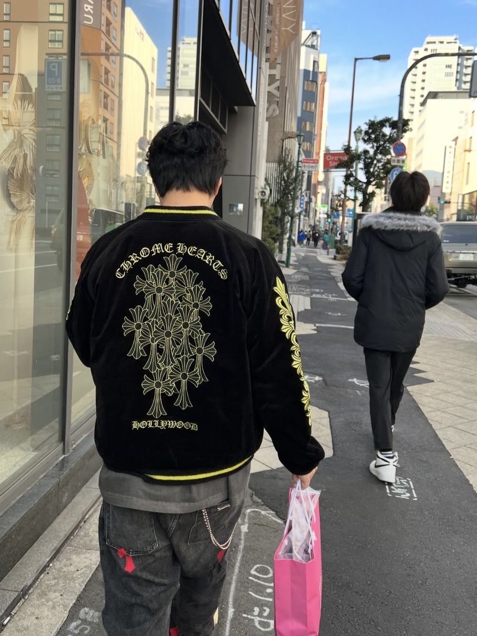 Chrome Hearts Horseshoe Floral Hoodie Black, Chrome Hearts Purple Glitter Hoodie White 착용 스타일 - 4