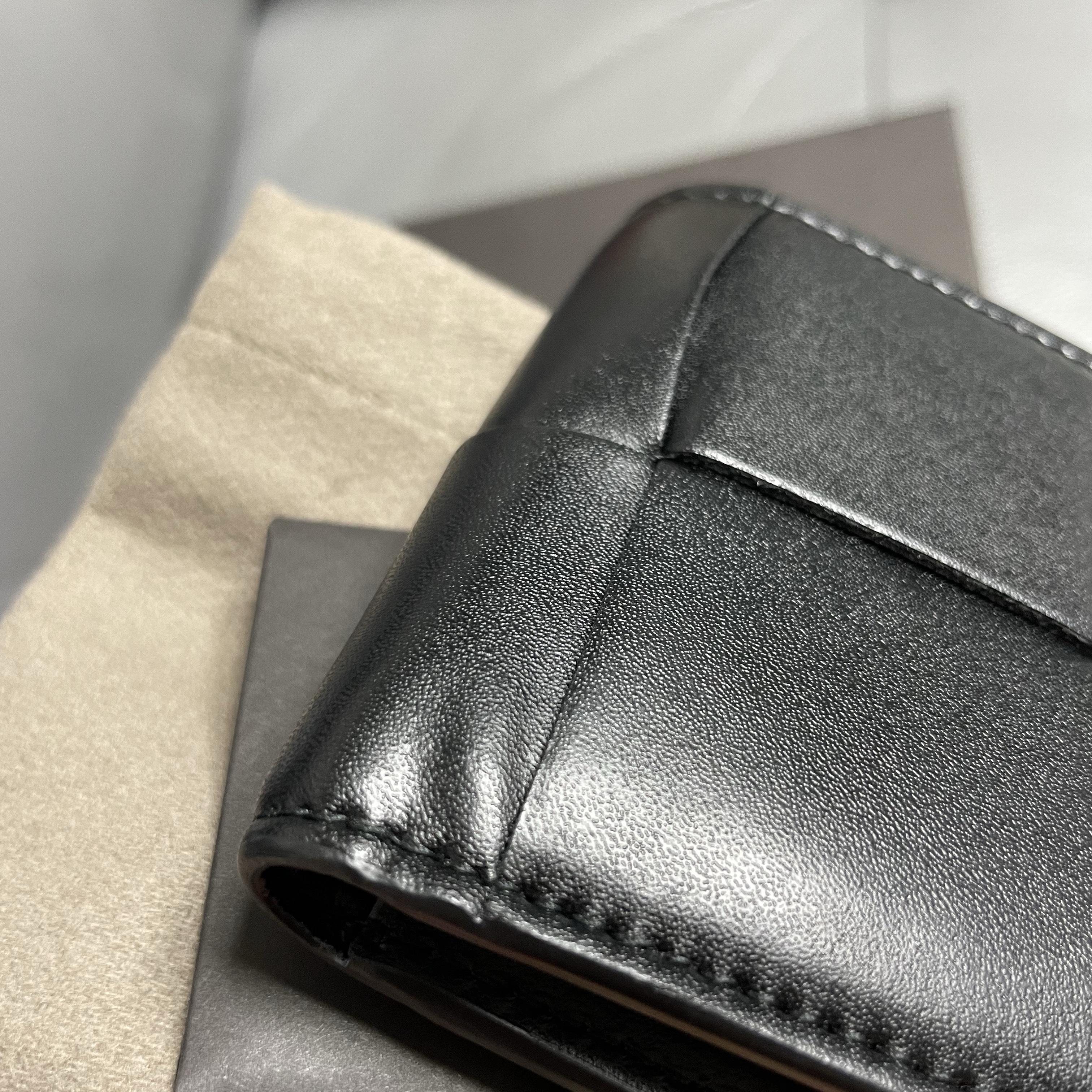 Bottega Veneta Bi-Fold Wallet Black 착용 스타일 - 6