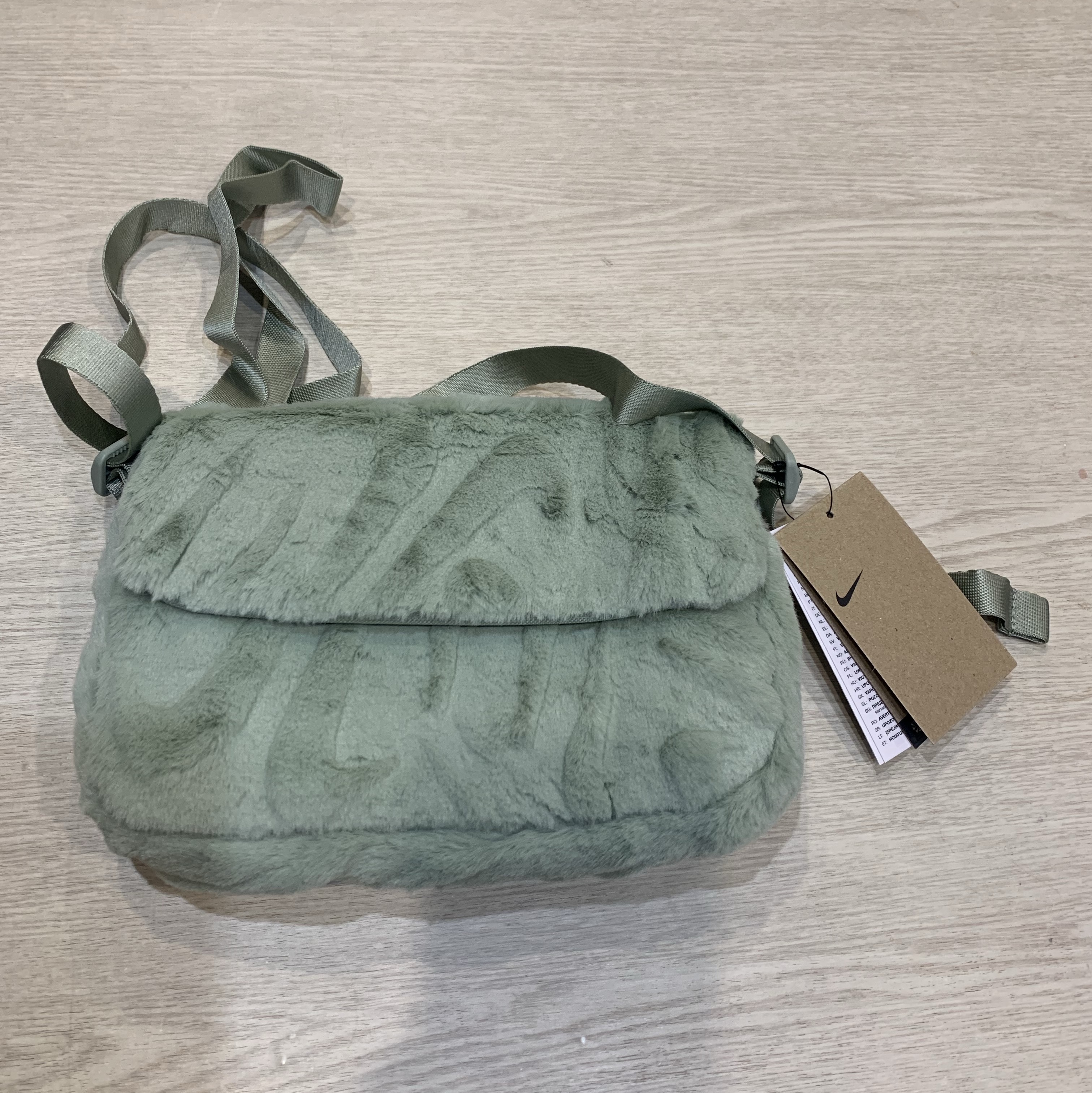 Nike NSW Futura 365 Faux Fur Crossbody Bag 1L Jade Horizon 착용 스타일