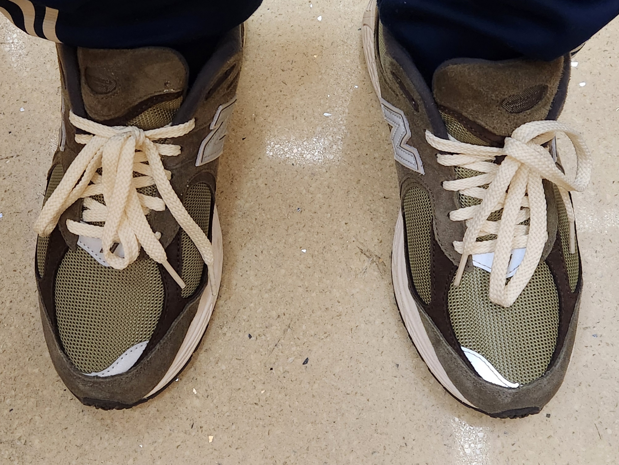New Balance 2002R Special Vintage Khaki 착용 스타일