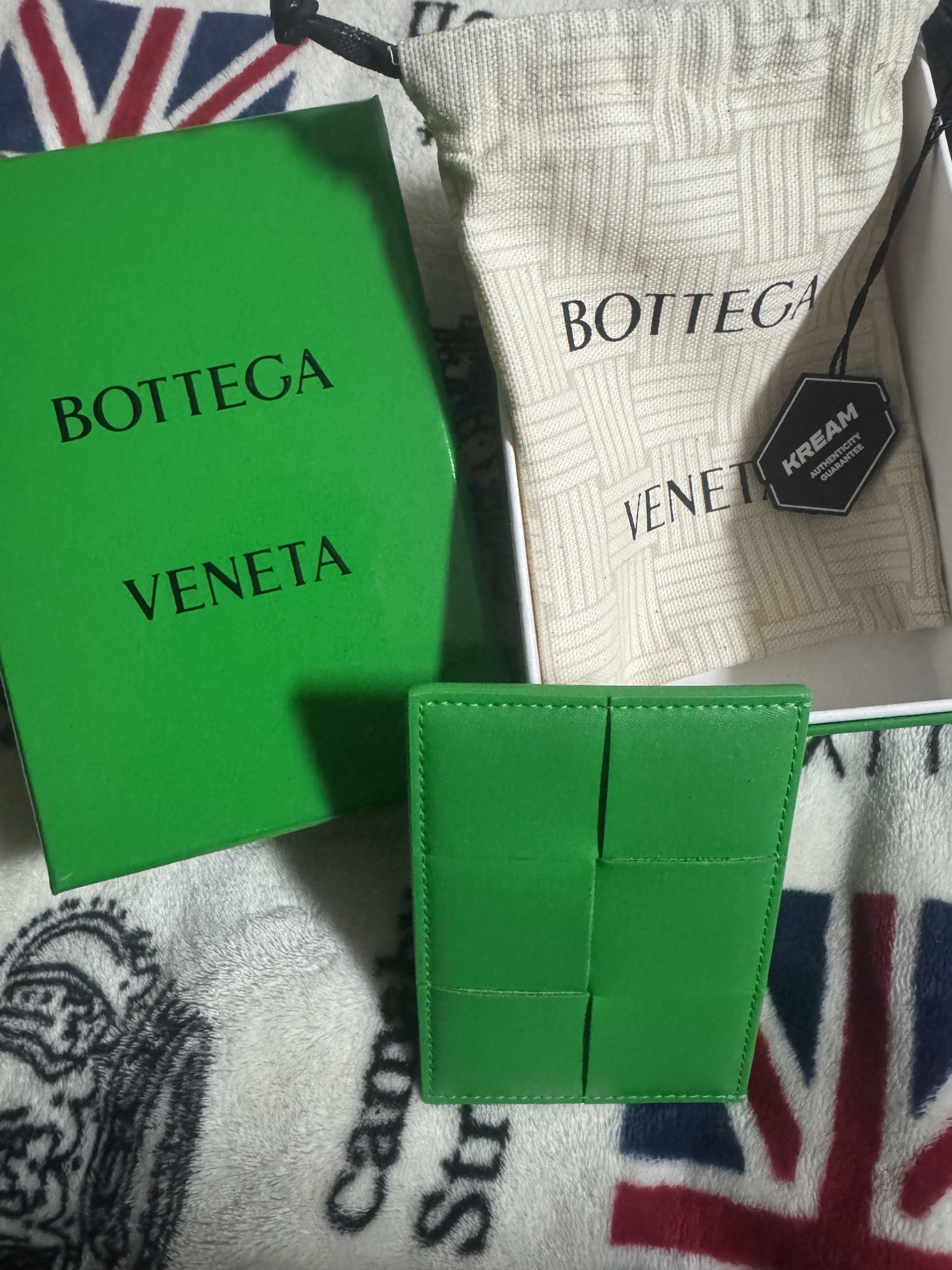Bottega Veneta Credit Card Case Calfskin Parakeet 착용 스타일
