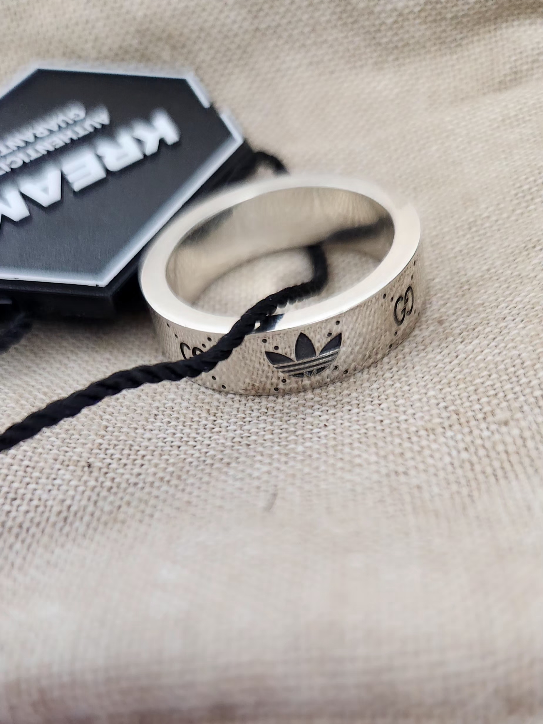 Gucci x Adidas Interlocking G Ring Silver 착용 스타일